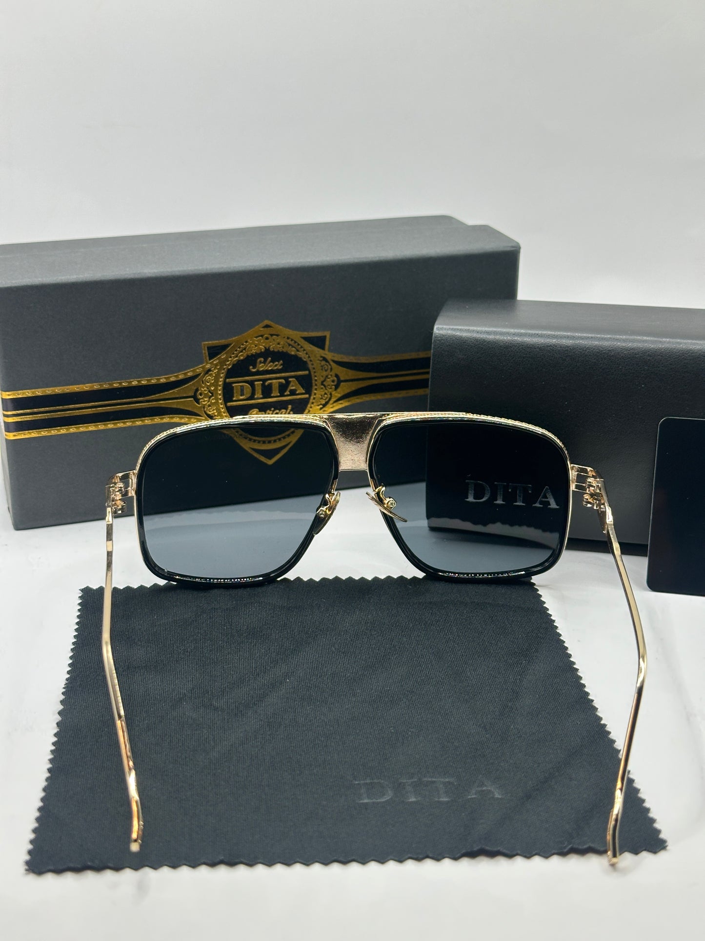 Dita Sonnenbrille in Gold mit dunkle Gläser D2