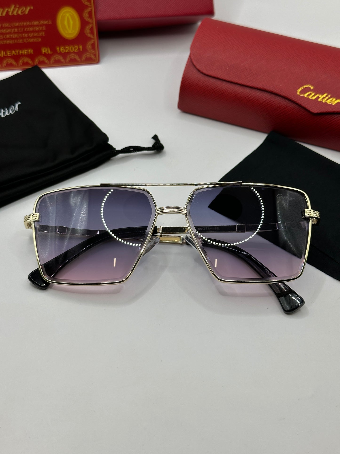 Cartier Sonnenbrille in Gold mit lilafarbene Gläser C4