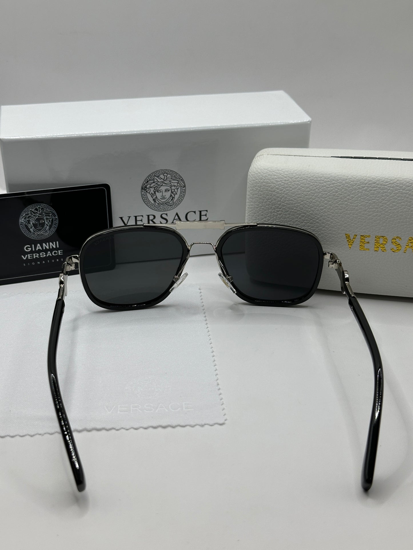 Versace Sonnenbrille in Silber mit dunkle Gläser V1