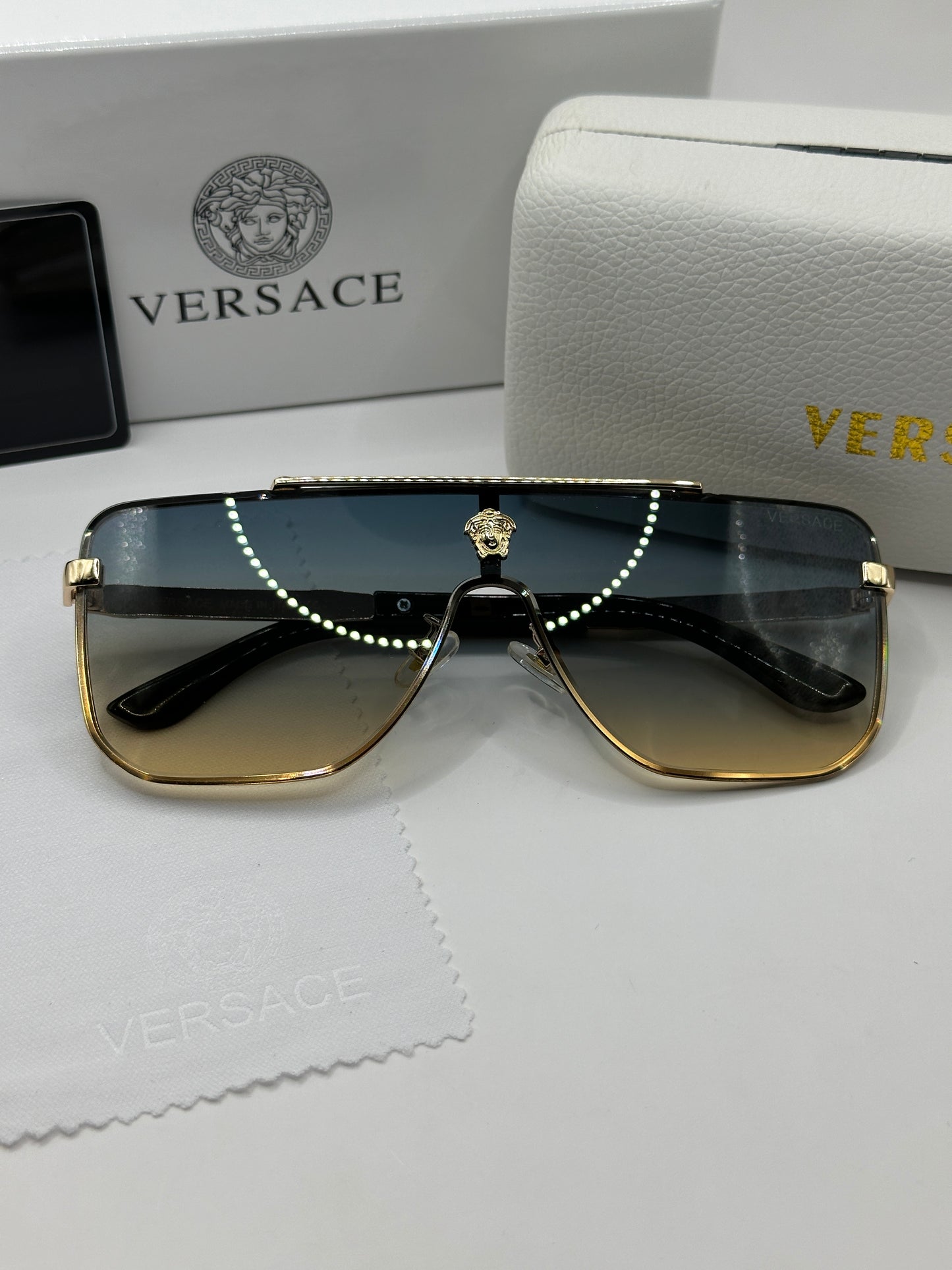 Versace Sonnenbrille in Gold mit Verlaufstönung in Gelb V4