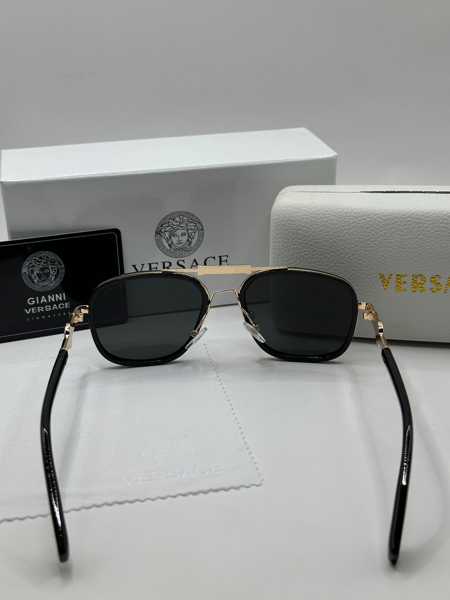 Versace Sonnenbrille in Roségold mit dunkle Gläser V2