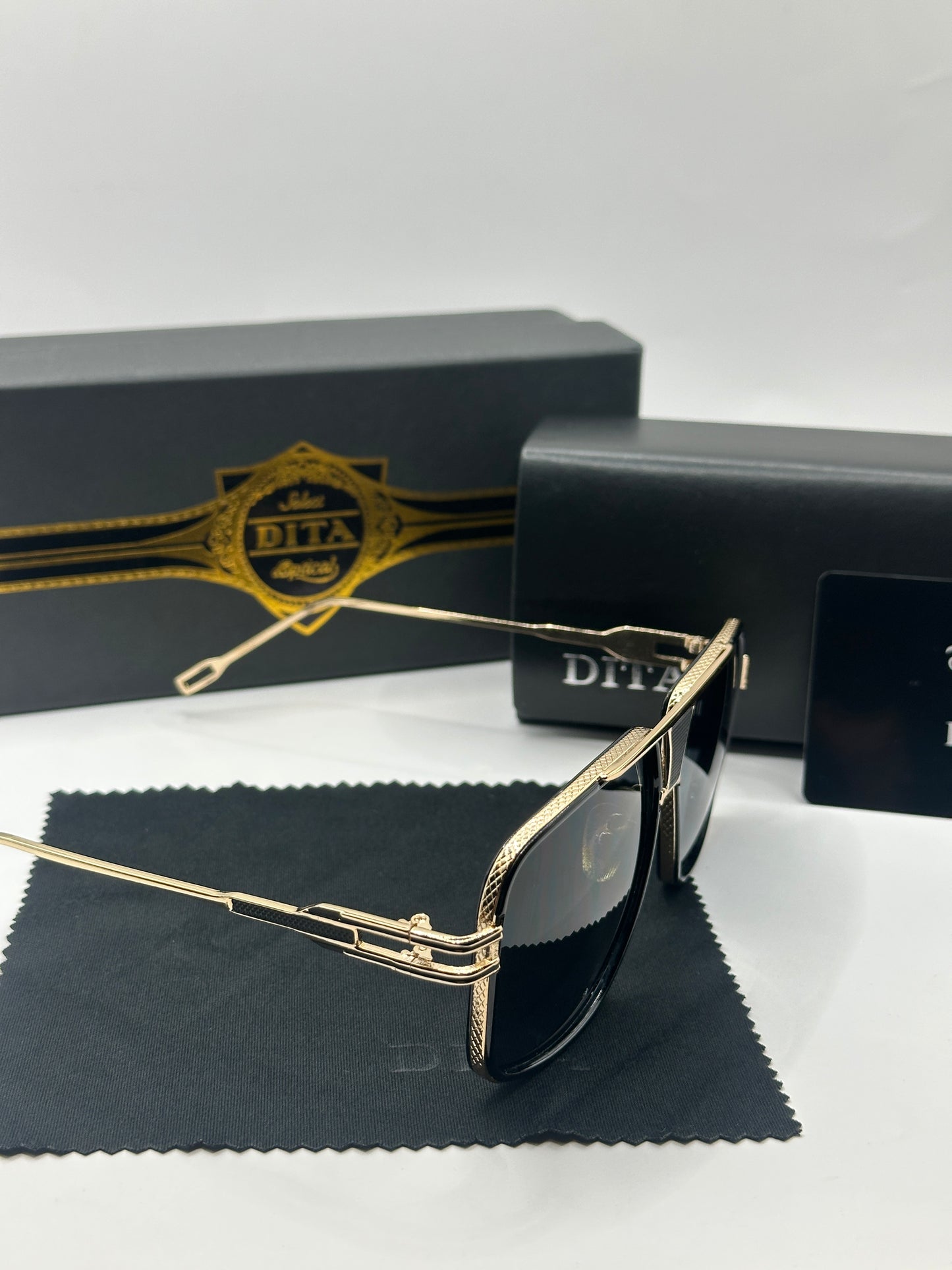 Dita Sonnenbrille in Gold mit dunkle Gläser D2