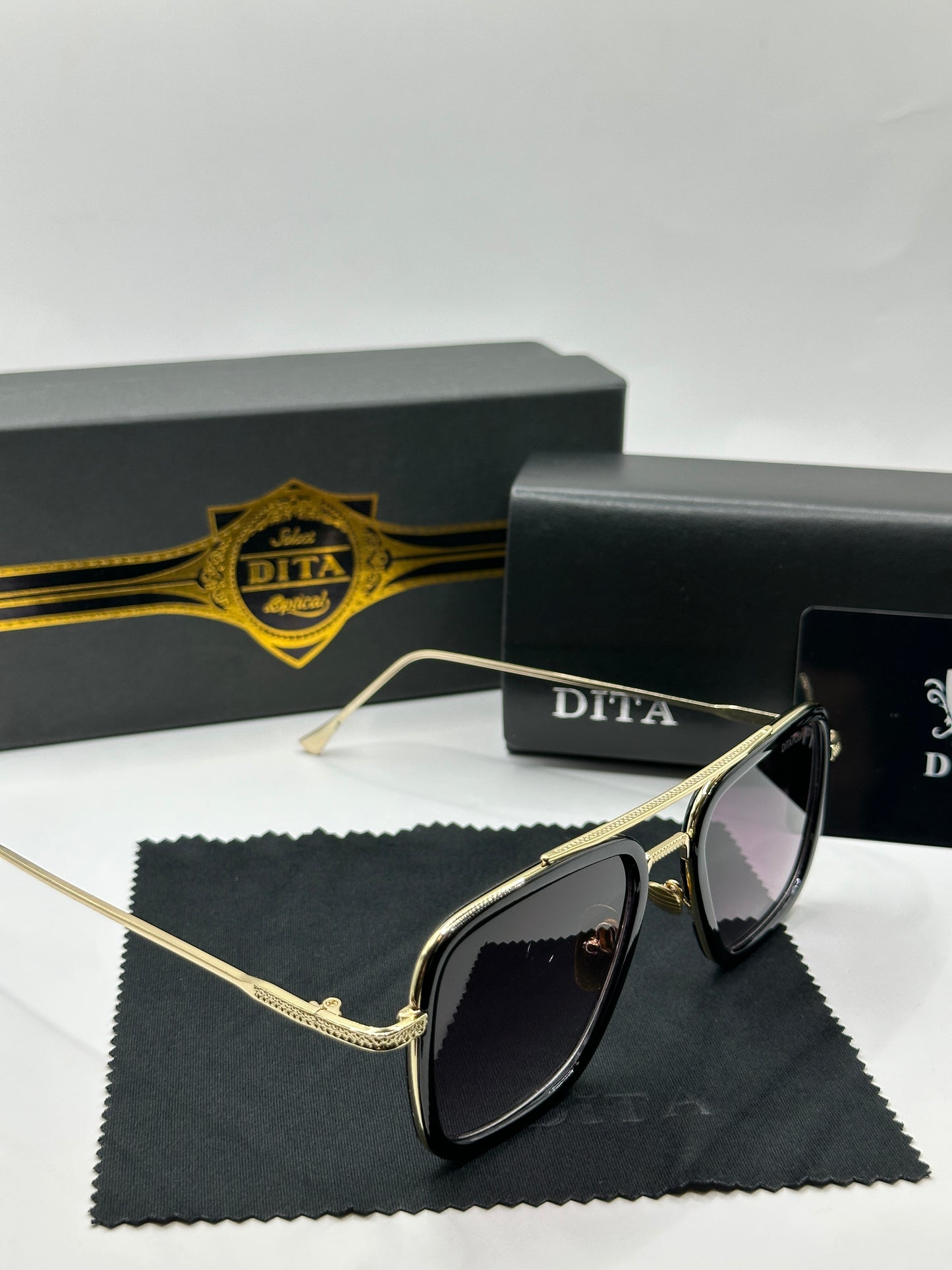 Dita Sonnenbrille in Gold mit lilafarbene Gläser D3