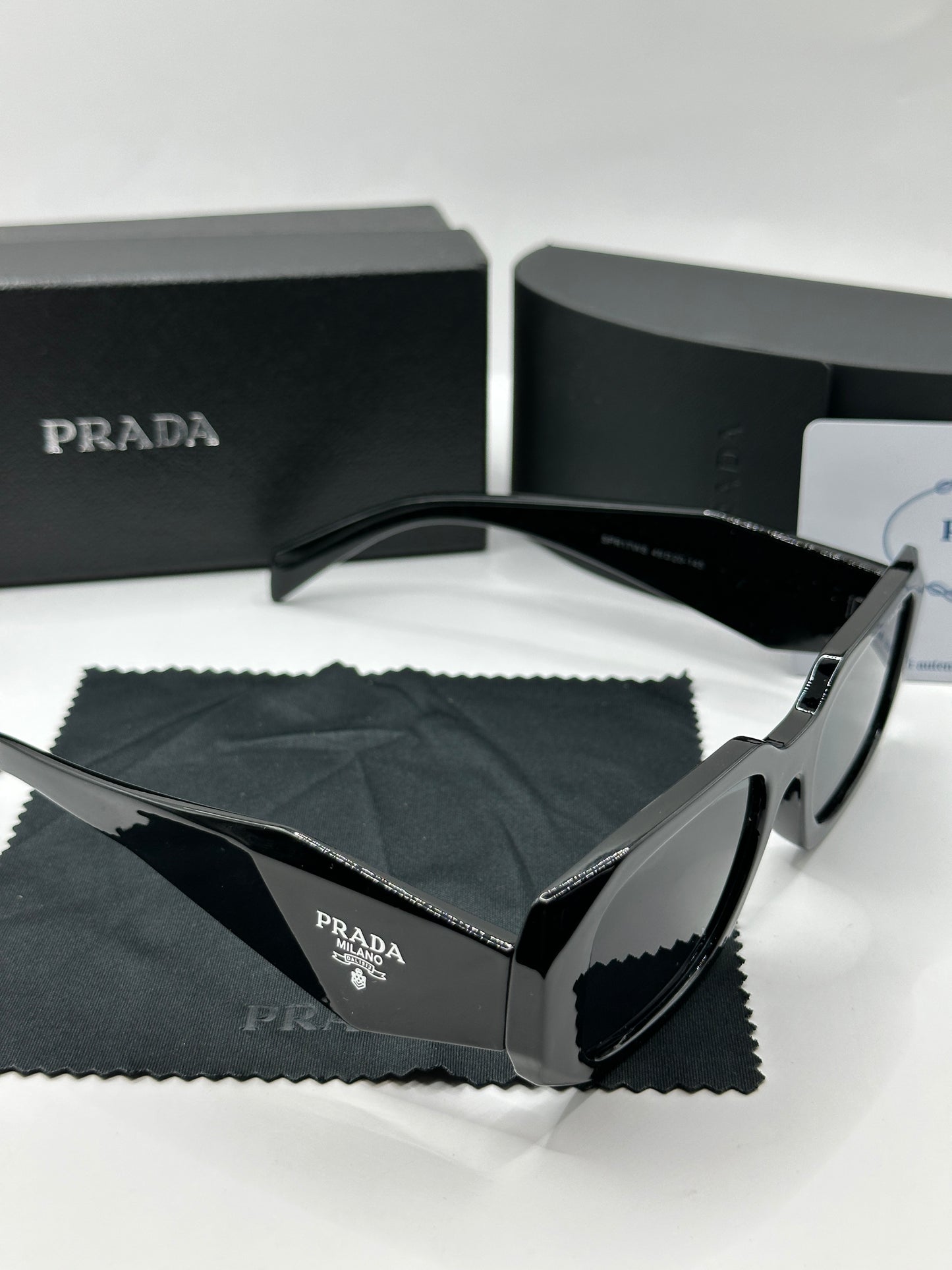 Prada Sonnenbrille in Schwarz mit dunkle Gläser P5