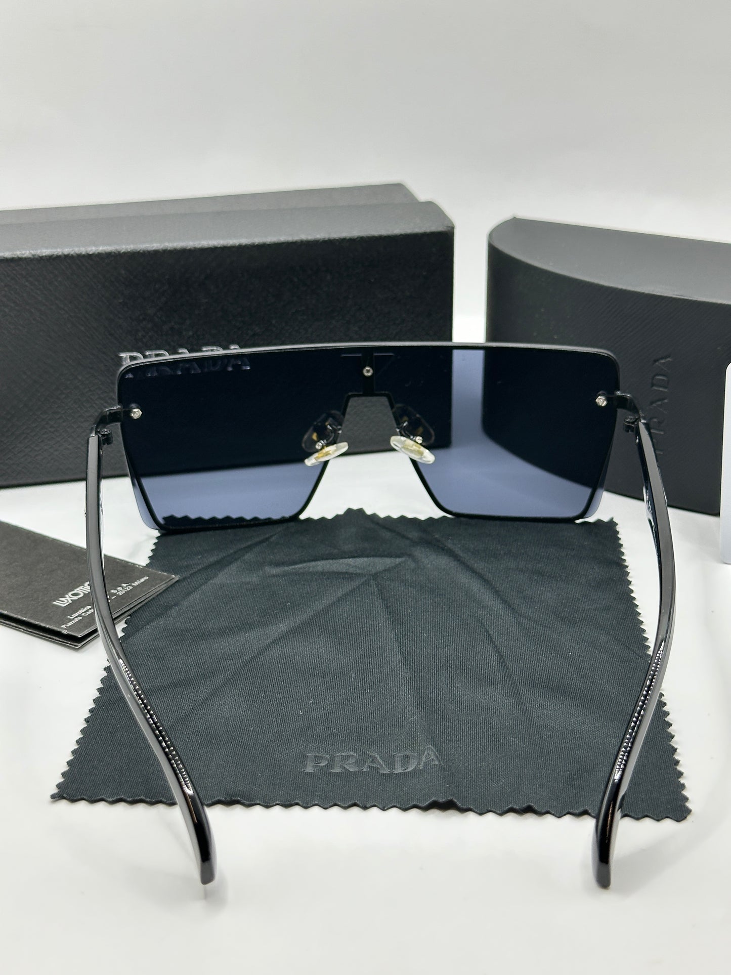 Prada Sonnenbrille in Schwarz mit helle Gläser P3