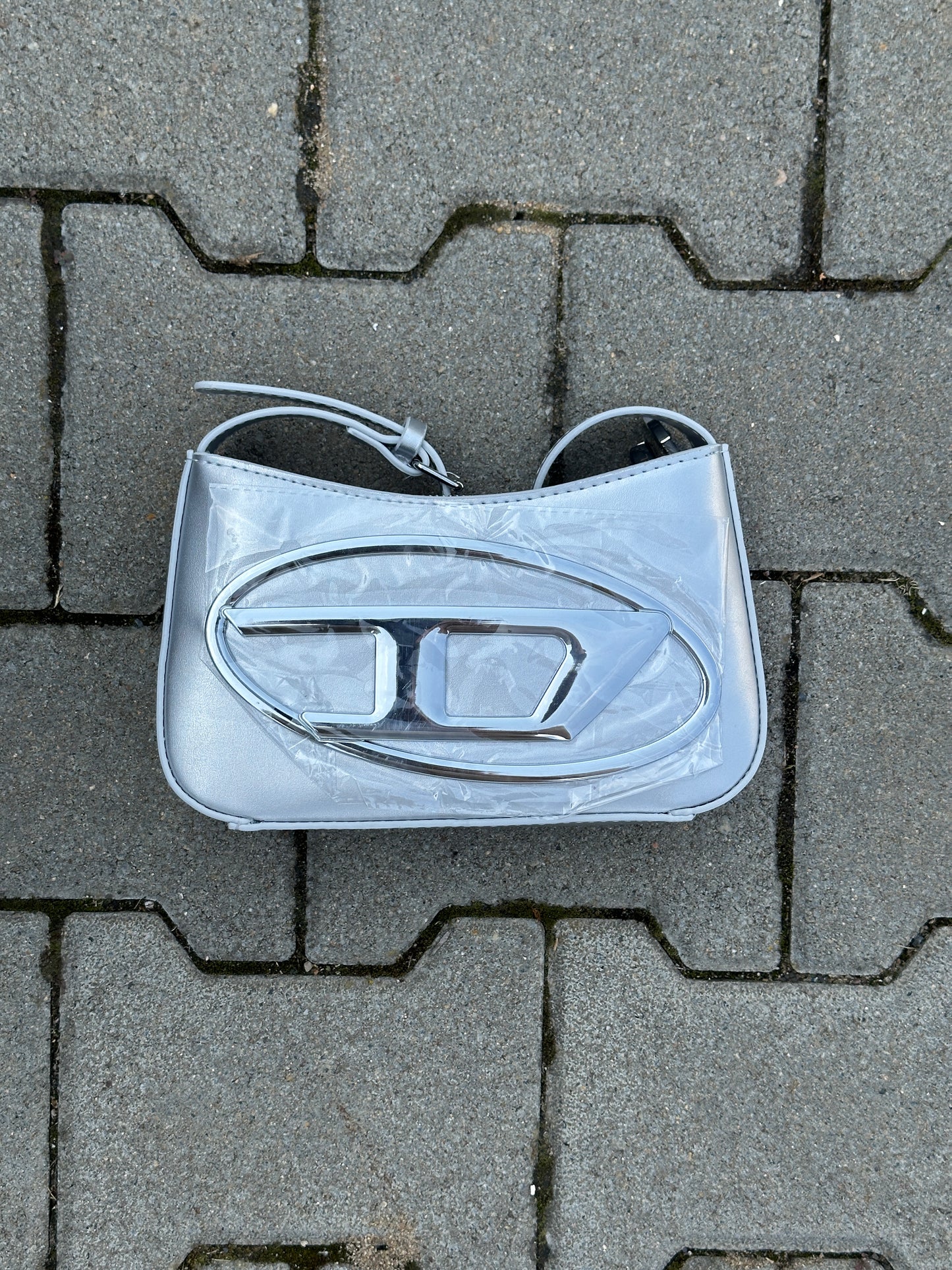 DIESEL HANDTASCHE SILBER MIT OVALEM D-LOGO AUS METALL | 1:1 REPLICA