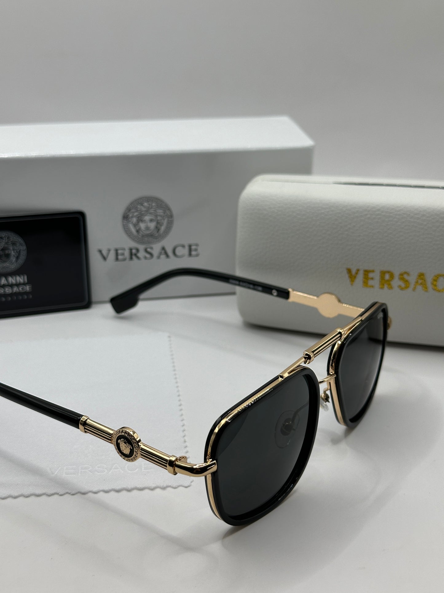 Versace Sonnenbrille in Roségold mit dunkle Gläser V2