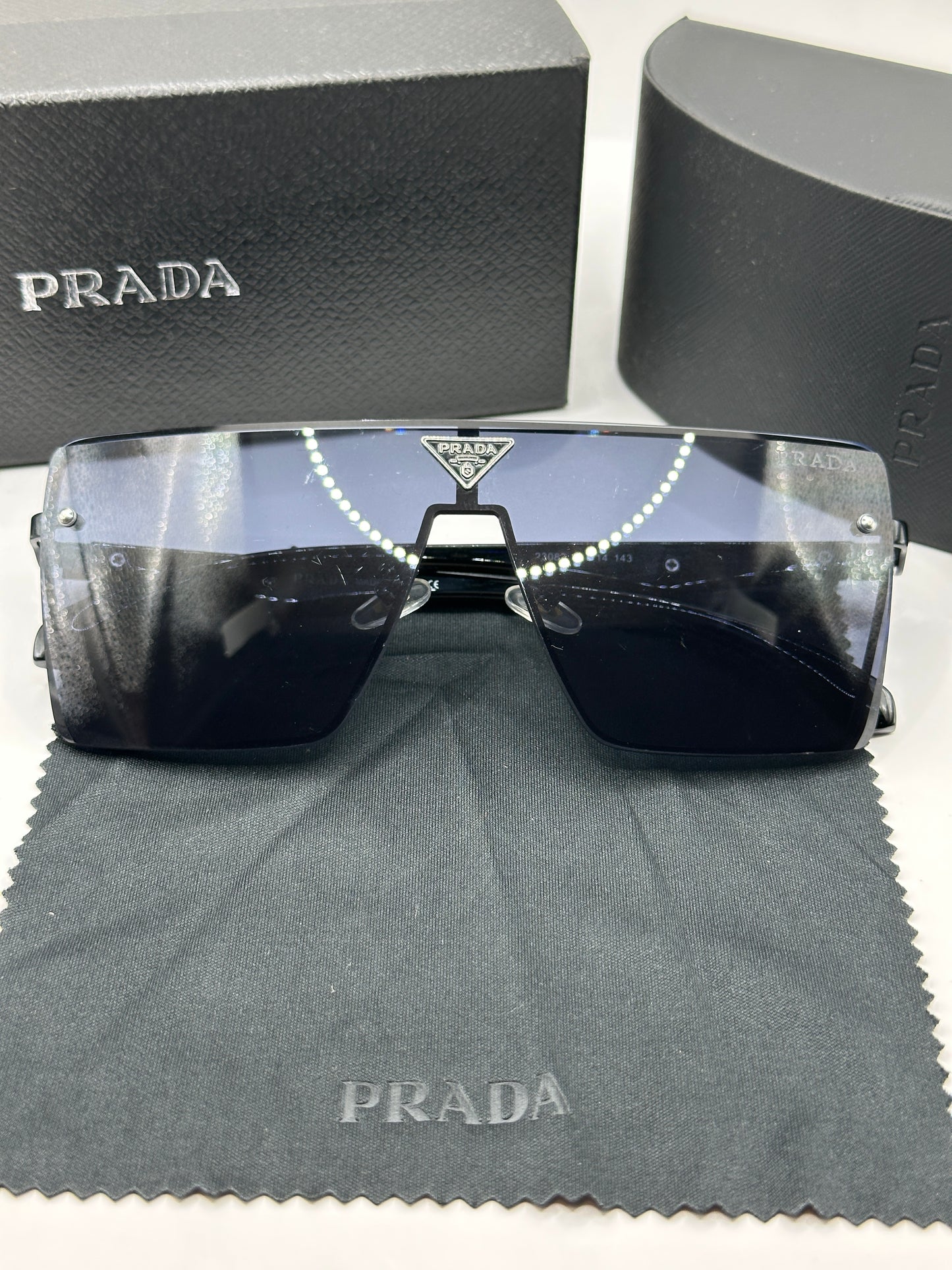Prada Sonnenbrille in Schwarz mit helle Gläser P3