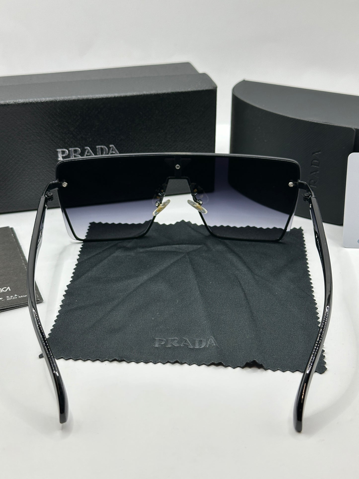 Prada Sonnenbrille in Schwarz mit dunkle Gläser P2