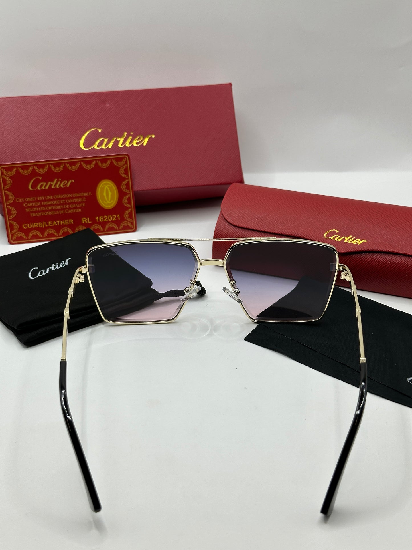 Cartier Sonnenbrille in Gold mit lilafarbene Gläser C4