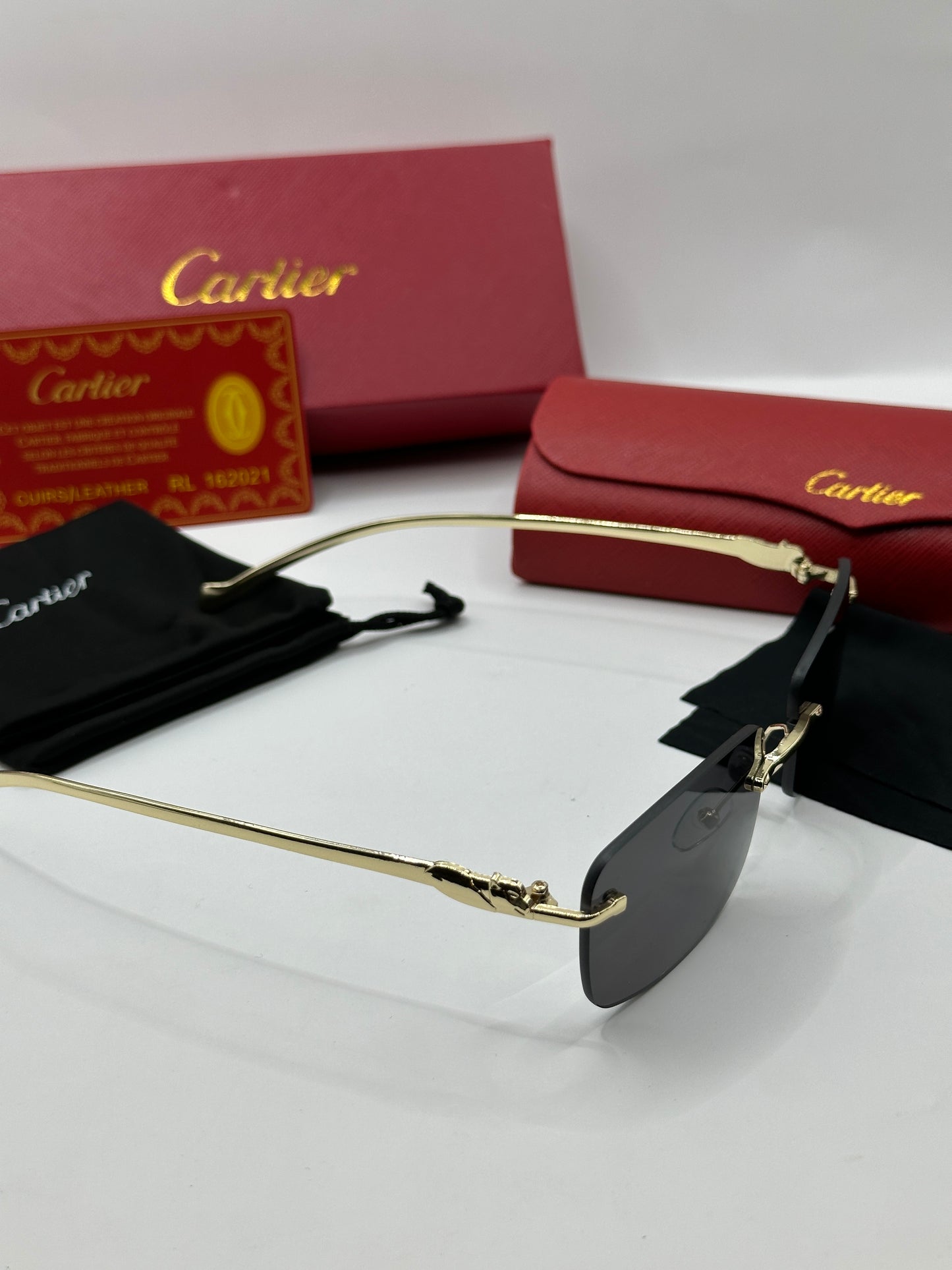 Cartier Sonnenbrille in Gold mit dunkle Gläser C7