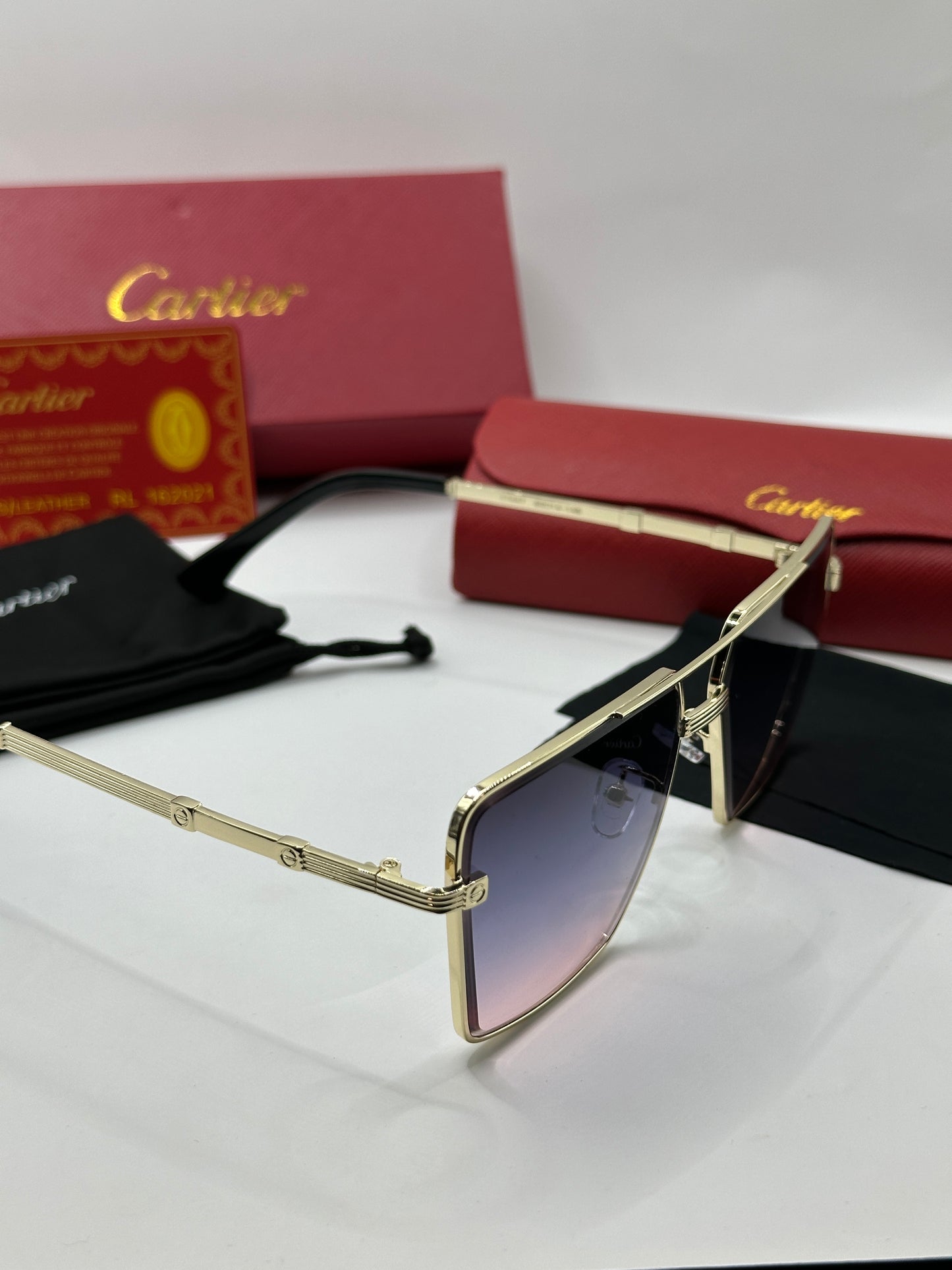 Cartier Sonnenbrille in Gold mit lilafarbene Gläser C4