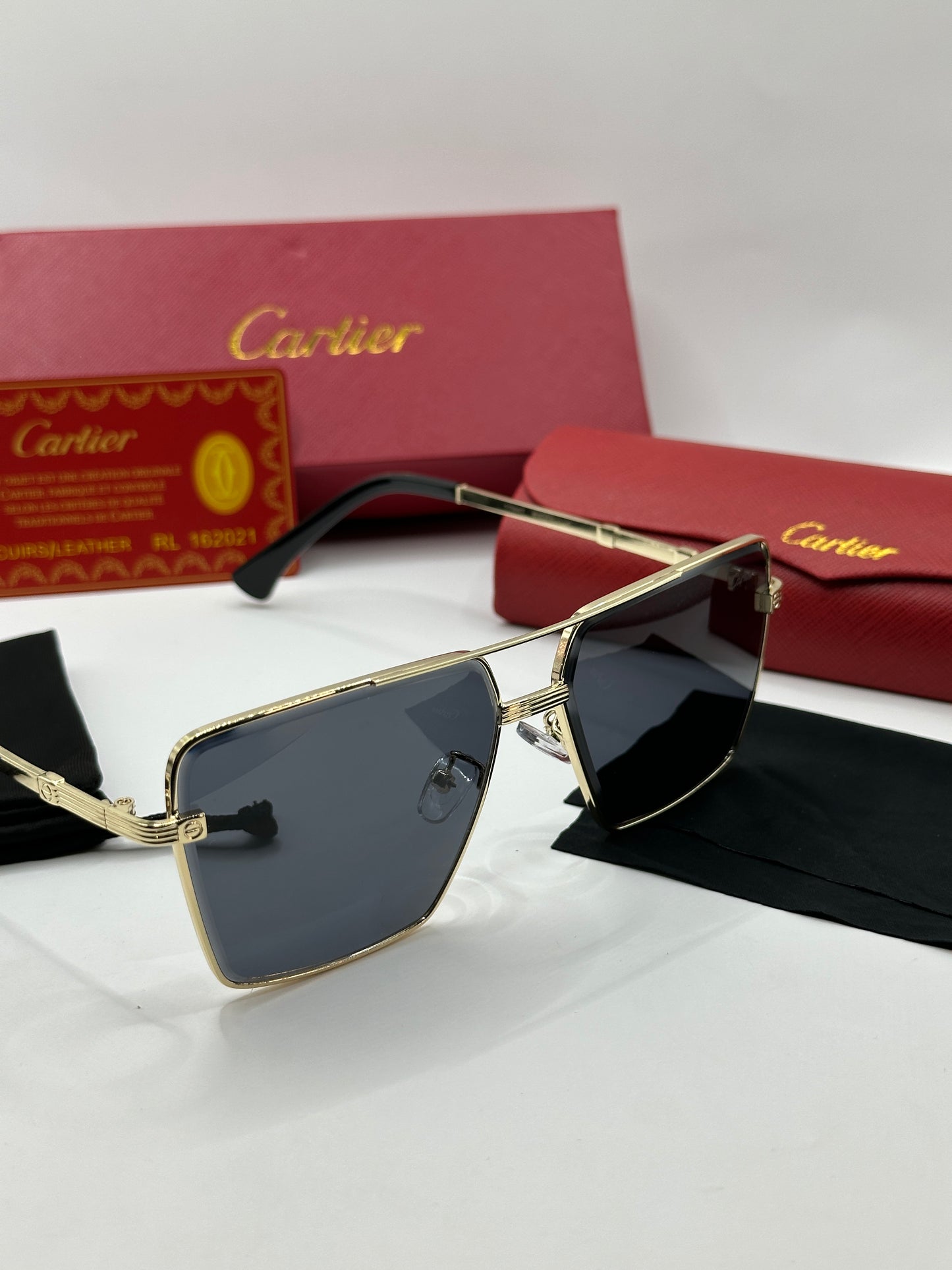 Cartier Sonnenbrille in Gold mit dunkle Gläser C1