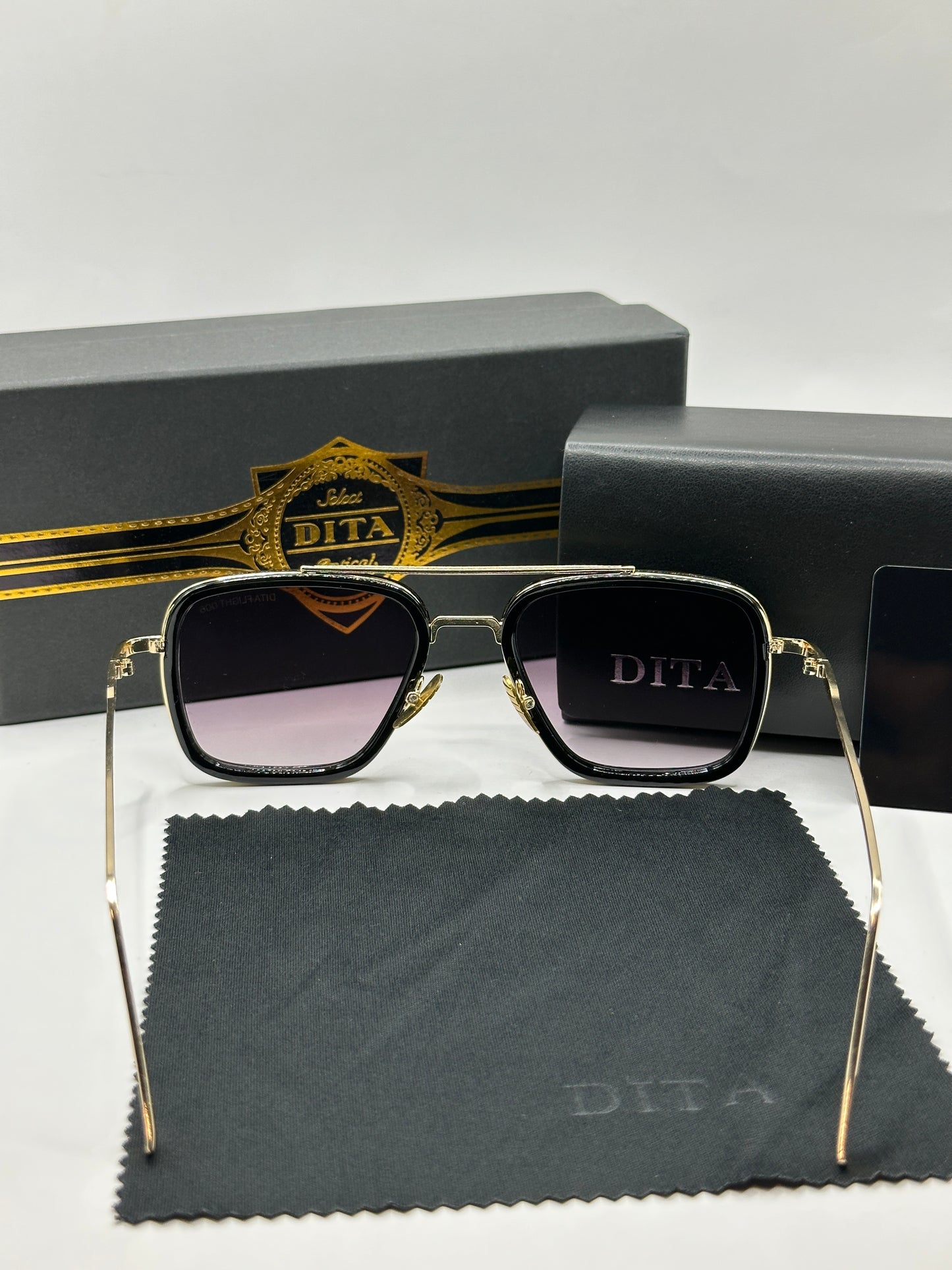 Dita Sonnenbrille in Gold mit lilafarbene Gläser D3