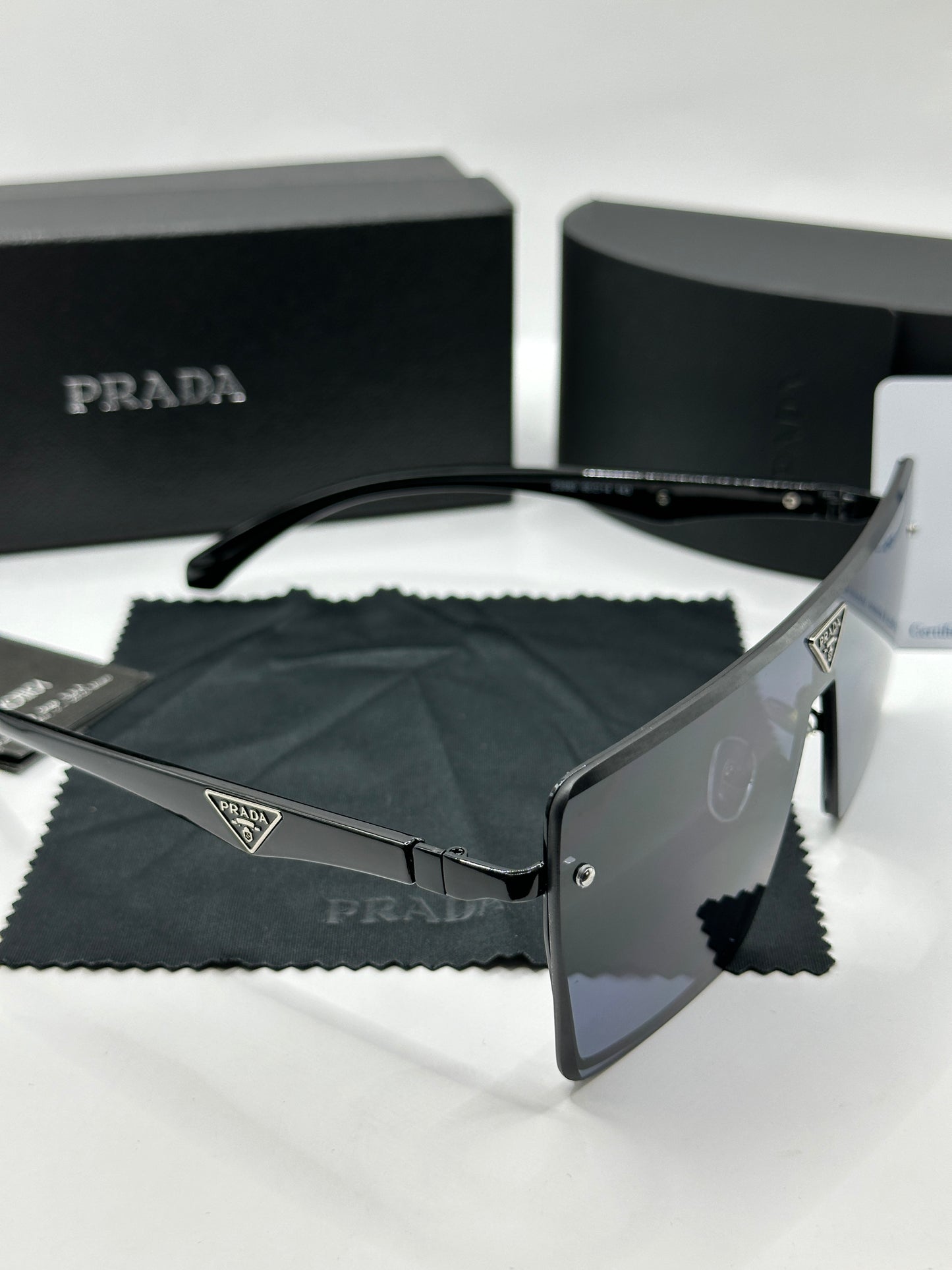 Prada Sonnenbrille in Schwarz mit helle Gläser P3