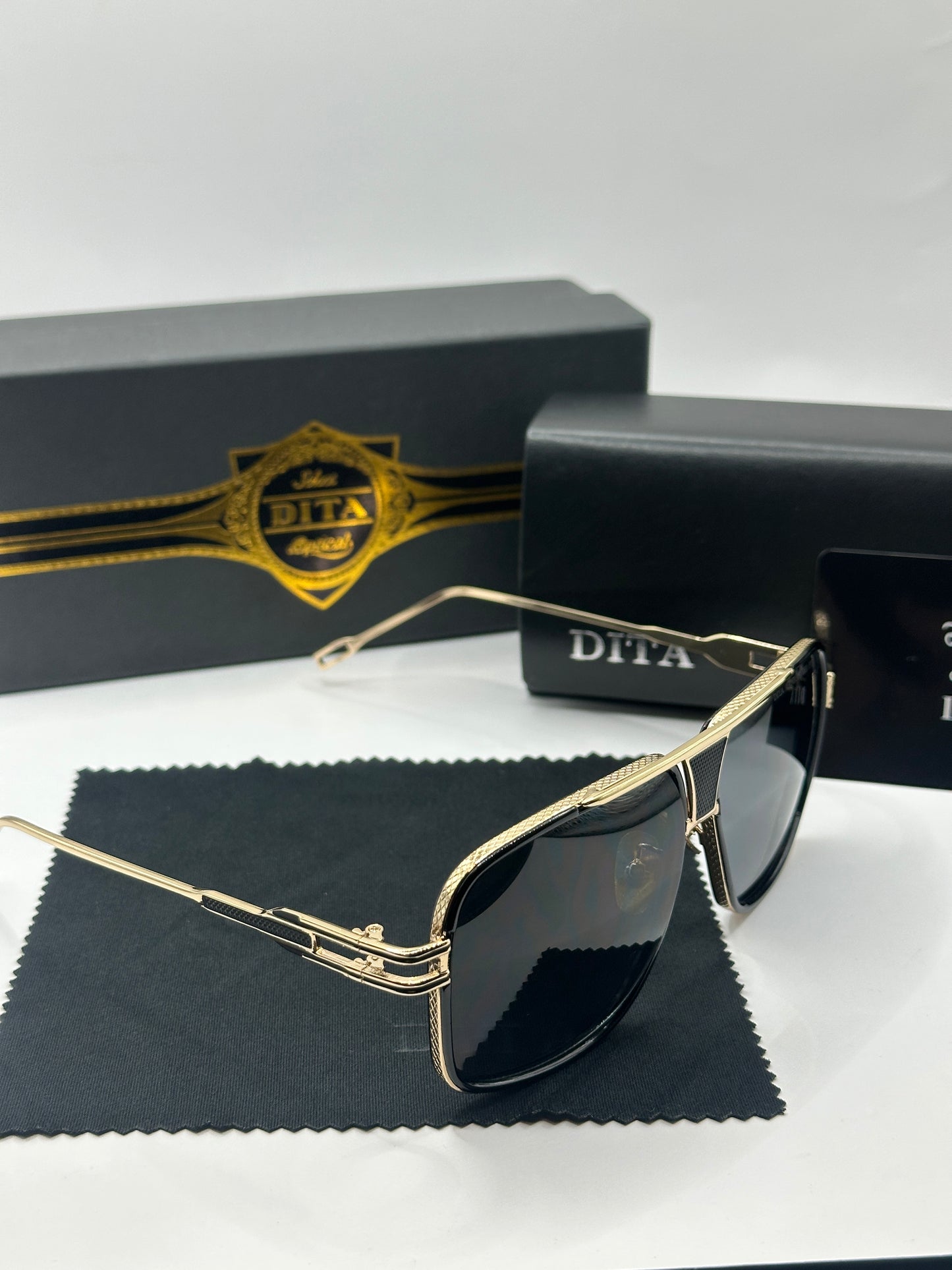 Dita Sonnenbrille in Gold mit helle Gläser D1