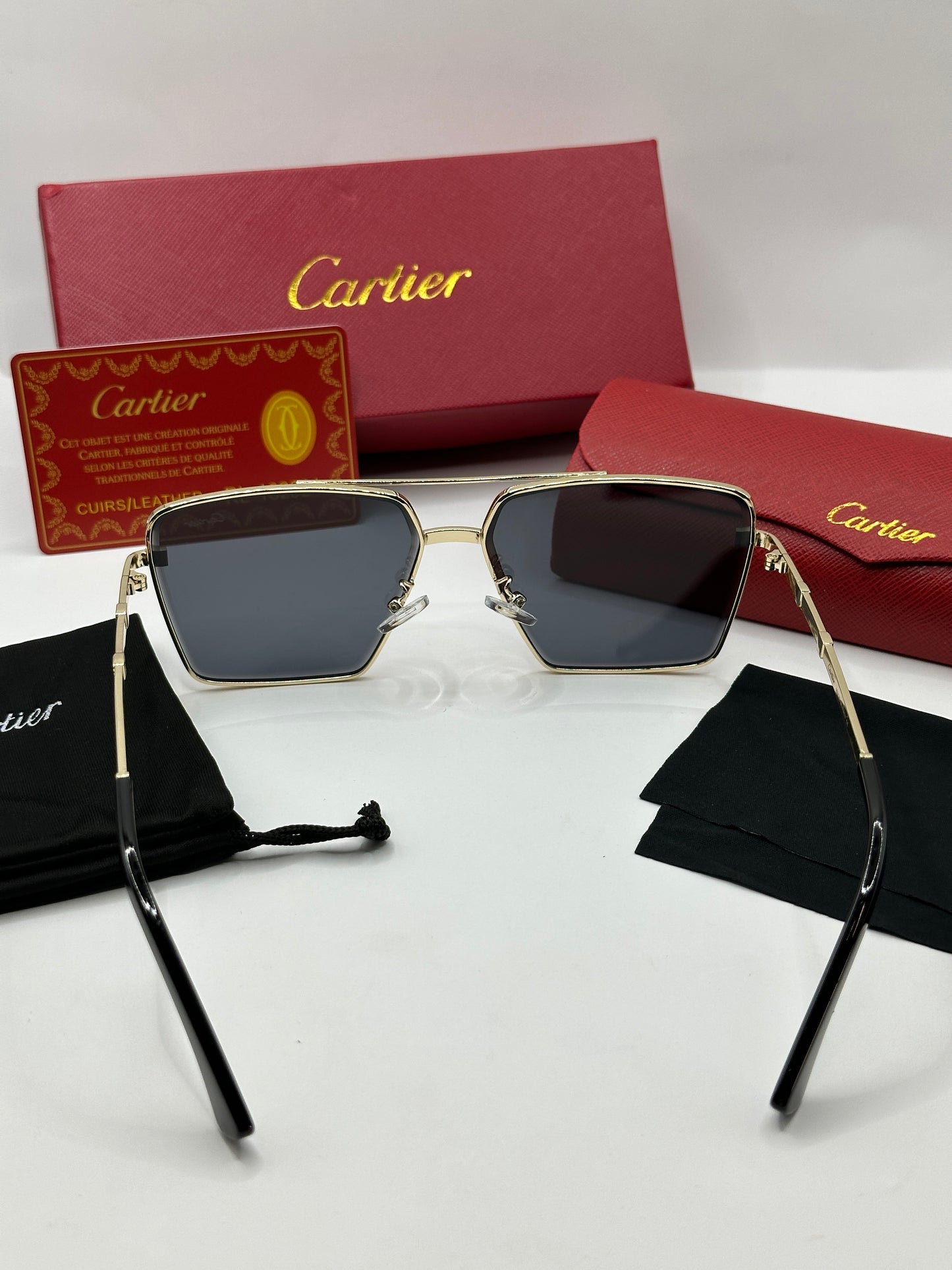 Cartier Sonnenbrille in Gold mit dunkle Gläser C1