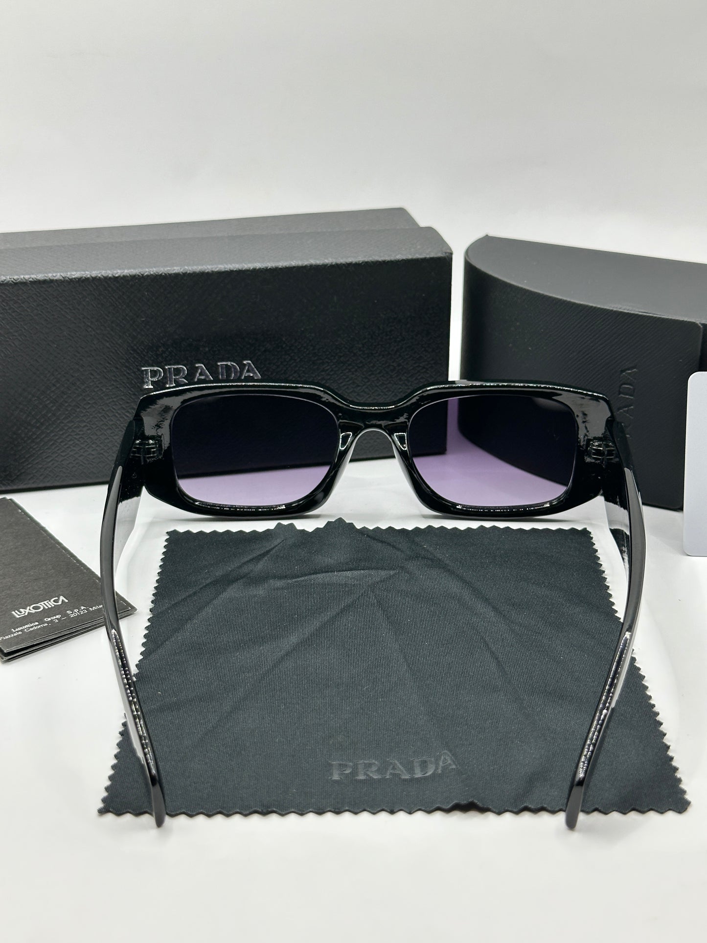 Prada Sonnenbrille in Schwarz mit lilafarbenen Gläser P4