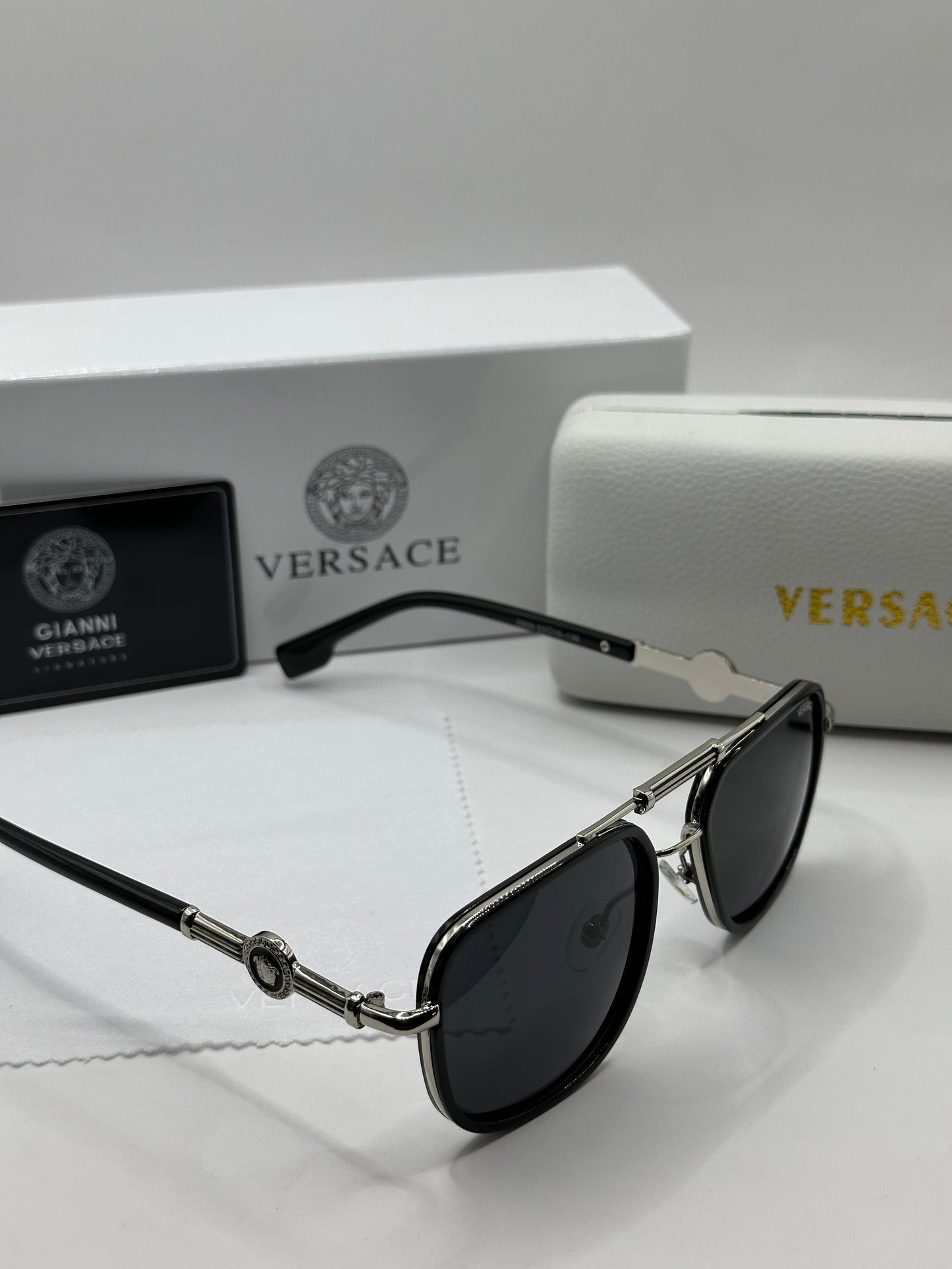 Versace Sonnenbrille in Silber mit dunkle Gläser V1