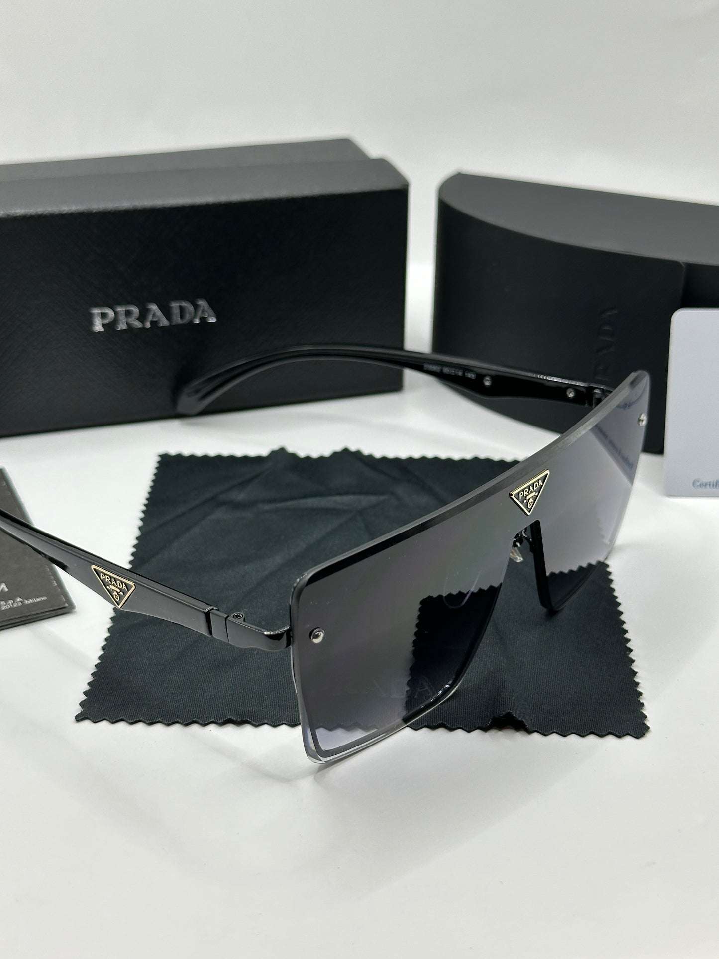 Prada Sonnenbrille in Schwarz mit dunkle Gläser P2