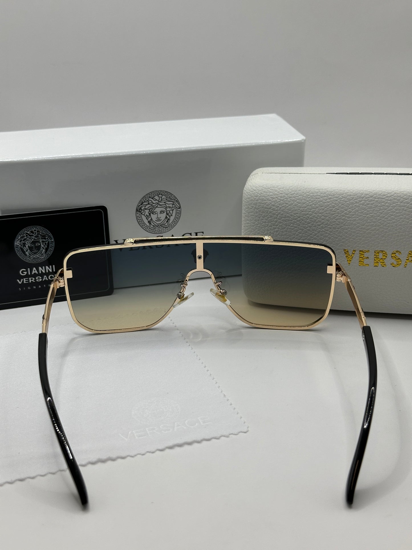Versace Sonnenbrille in Gold mit Verlaufstönung in Gelb V4