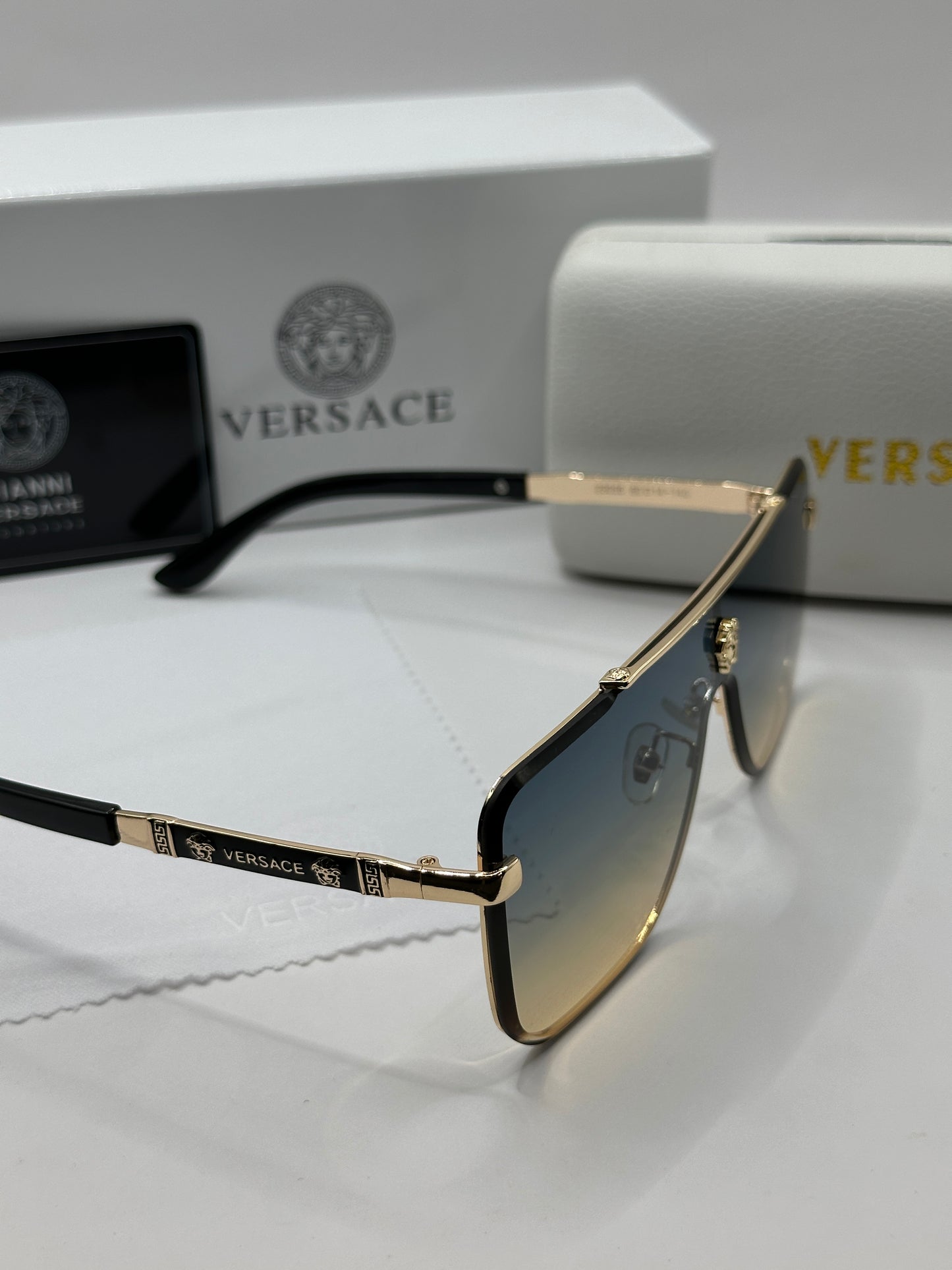 Versace Sonnenbrille in Gold mit Verlaufstönung in Gelb V4