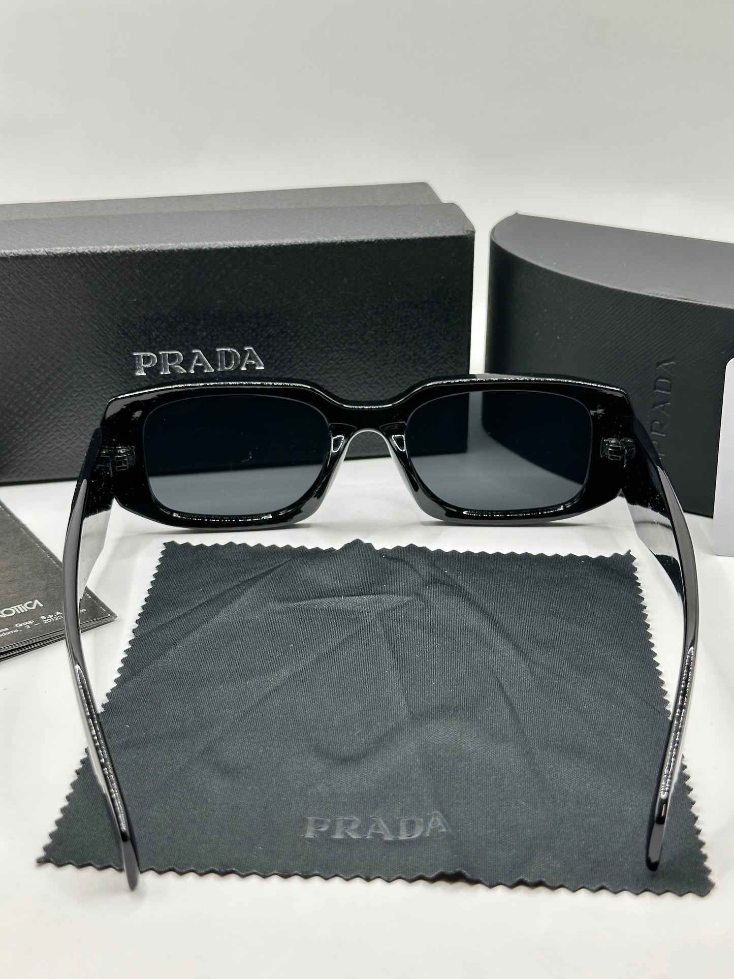 Prada Sonnenbrille in Schwarz mit dunkle Gläser P5