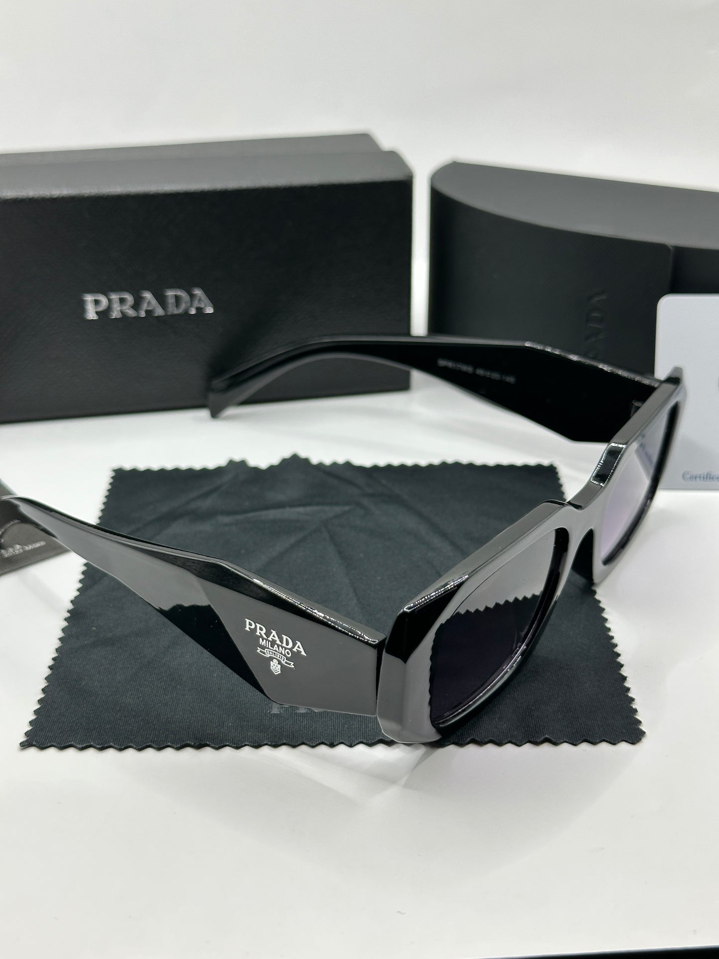 Prada Sonnenbrille in Schwarz mit lilafarbenen Gläser P4