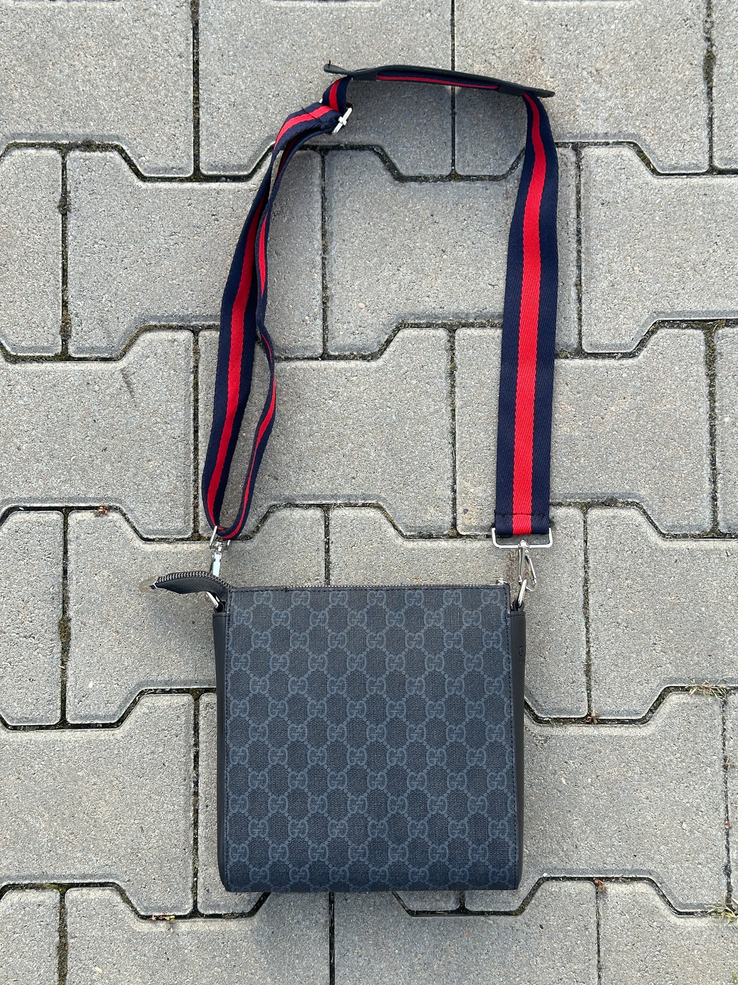 GUCCI HERRENTASCHE MIT SCHWARZEM GG-MONOGRAMM UND ROTEM/BLAUEM STREIFEN | 1:1 REPLICA | PU LEDER