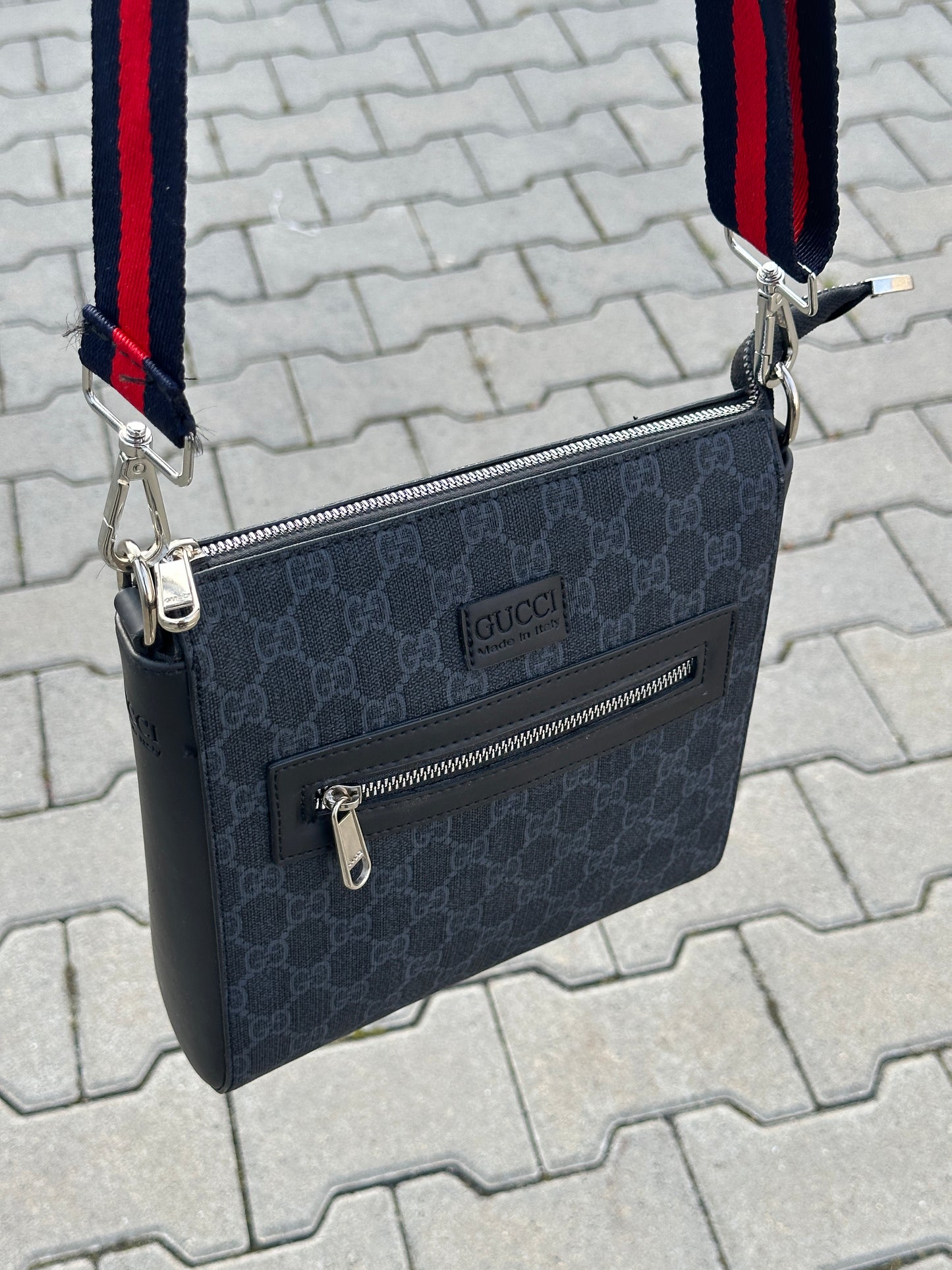 GUCCI HERRENTASCHE MIT SCHWARZEM GG-MONOGRAMM UND ROTEM/BLAUEM STREIFEN | 1:1 REPLICA | PU LEDER