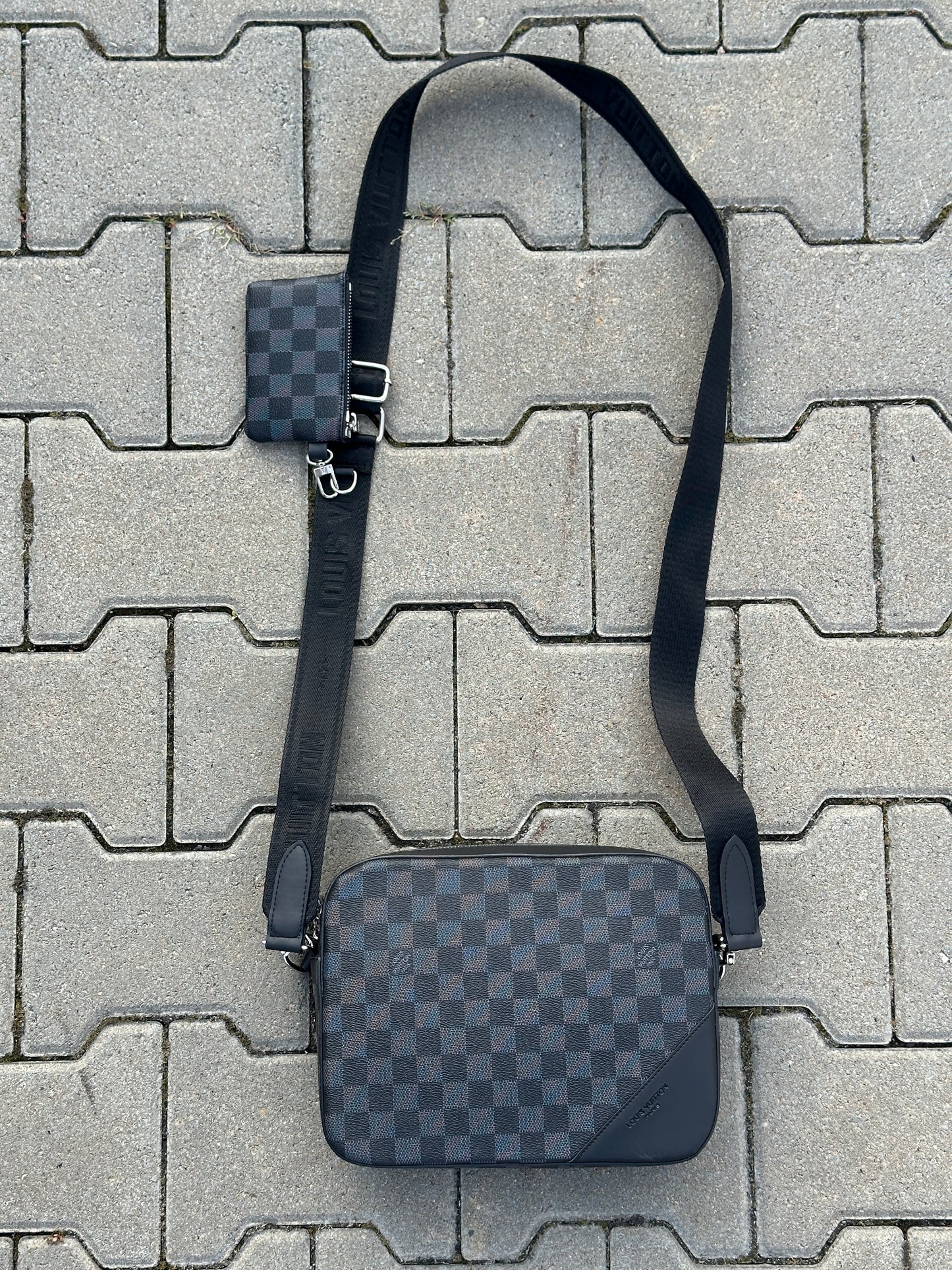 LOUIS VUITTON UMHÄNGETASCHE MIT DAMIER-MUSTER IN SCHWARZ UND MIT 2 POCHETTEN 1:1 REPLICA | PU LEDER