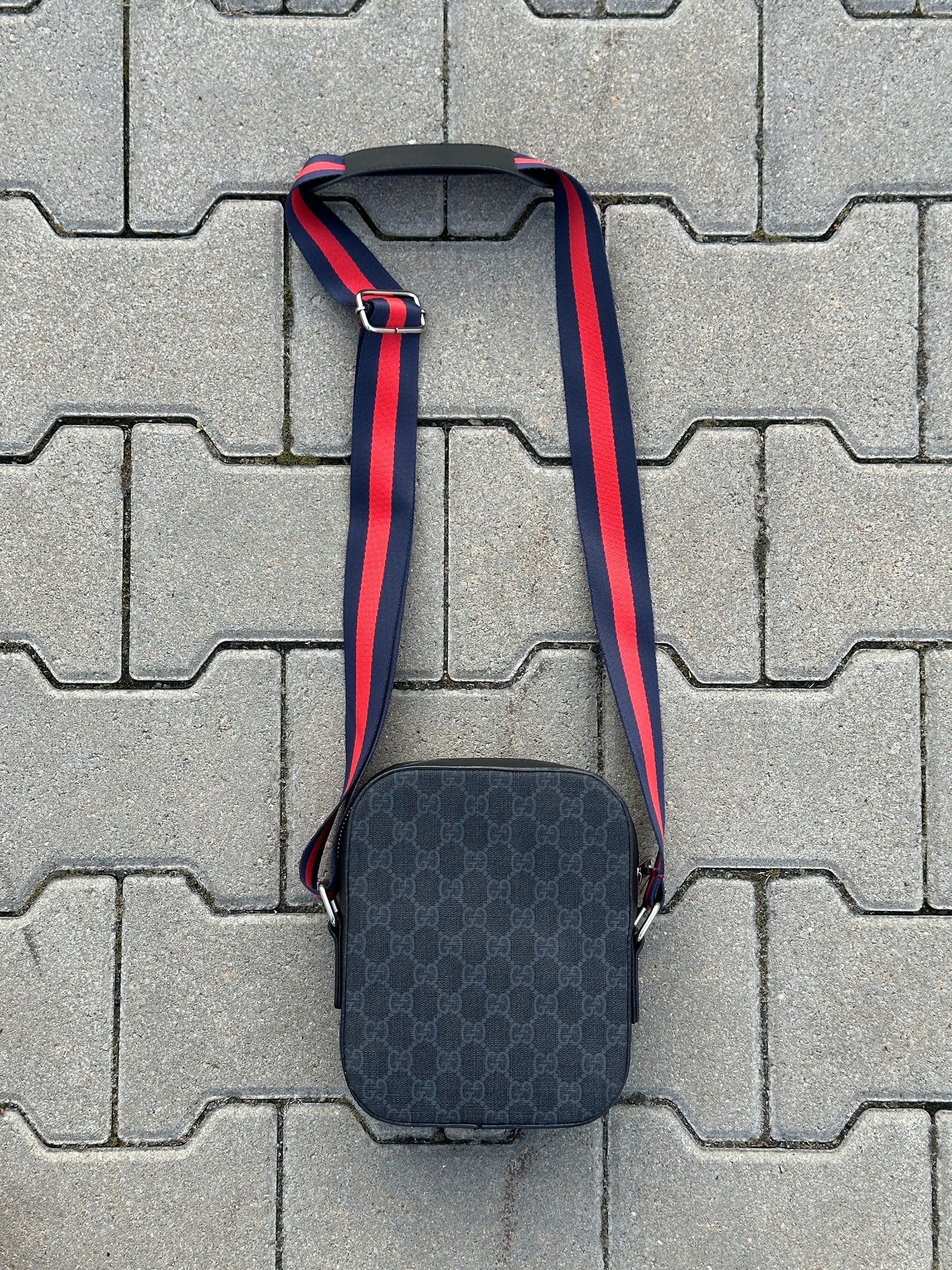 GUCCI HERRENTASCHE MIT SCHWARZEM GG-MONOGRAMM UND ROTEM/BLAUEM STREIFEN | 1:1 REPLICA | PU LEDER