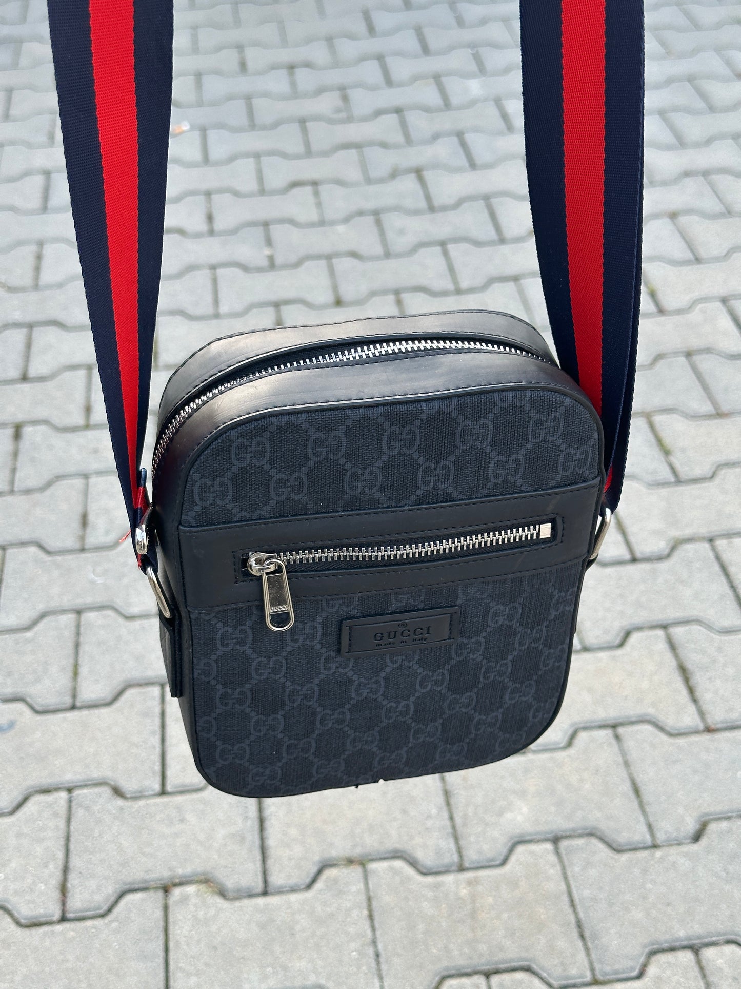 GUCCI HERRENTASCHE MIT SCHWARZEM GG-MONOGRAMM UND ROTEM/BLAUEM STREIFEN | 1:1 REPLICA | PU LEDER