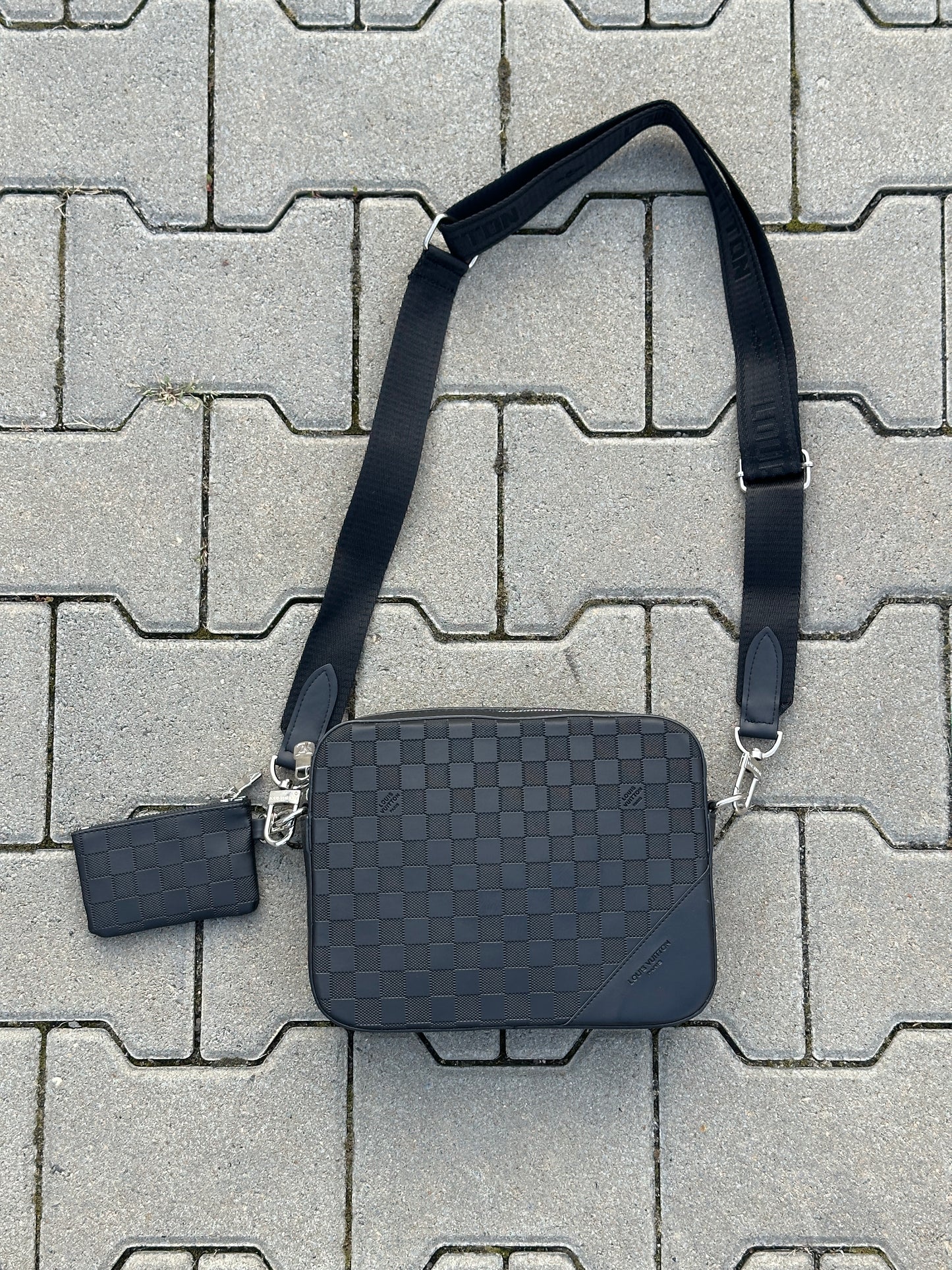 LOUIS VUITTON UMHÄNGETASCHE MIT DAMIER-MUSTER IN SCHWARZ UND MIT EINE POCHETTE 1:1 REPLICA | PU LEDER
