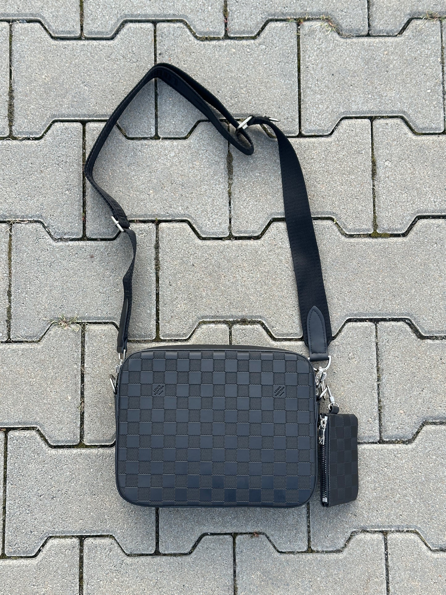LOUIS VUITTON UMHÄNGETASCHE MIT DAMIER-MUSTER IN SCHWARZ UND MIT EINE POCHETTE 1:1 REPLICA | PU LEDER