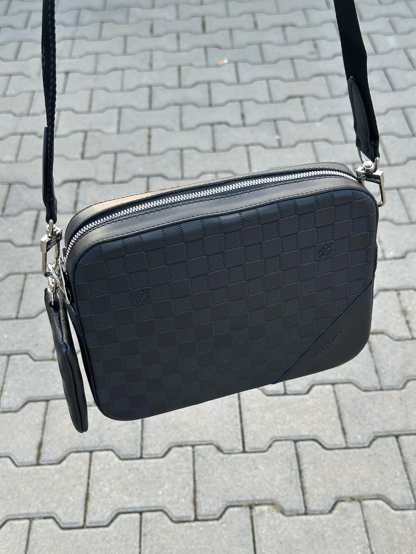 LOUIS VUITTON UMHÄNGETASCHE MIT DAMIER-MUSTER IN SCHWARZ UND MIT EINE POCHETTE 1:1 REPLICA | PU LEDER