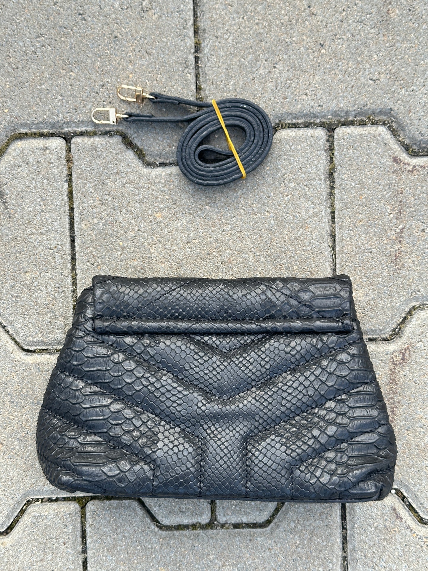 SAINT LAURENT TASCHE MIT SNAKE-PRINT IN SCHWARZ MIT GOLDFARBENEM LOGO | 1:1 REPLICA