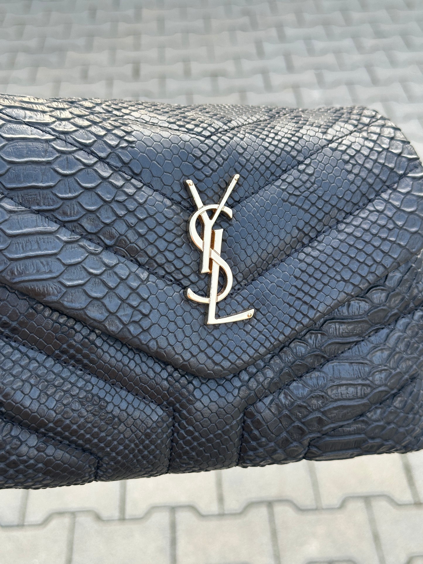 SAINT LAURENT TASCHE MIT SNAKE-PRINT IN SCHWARZ MIT GOLDFARBENEM LOGO | 1:1 REPLICA