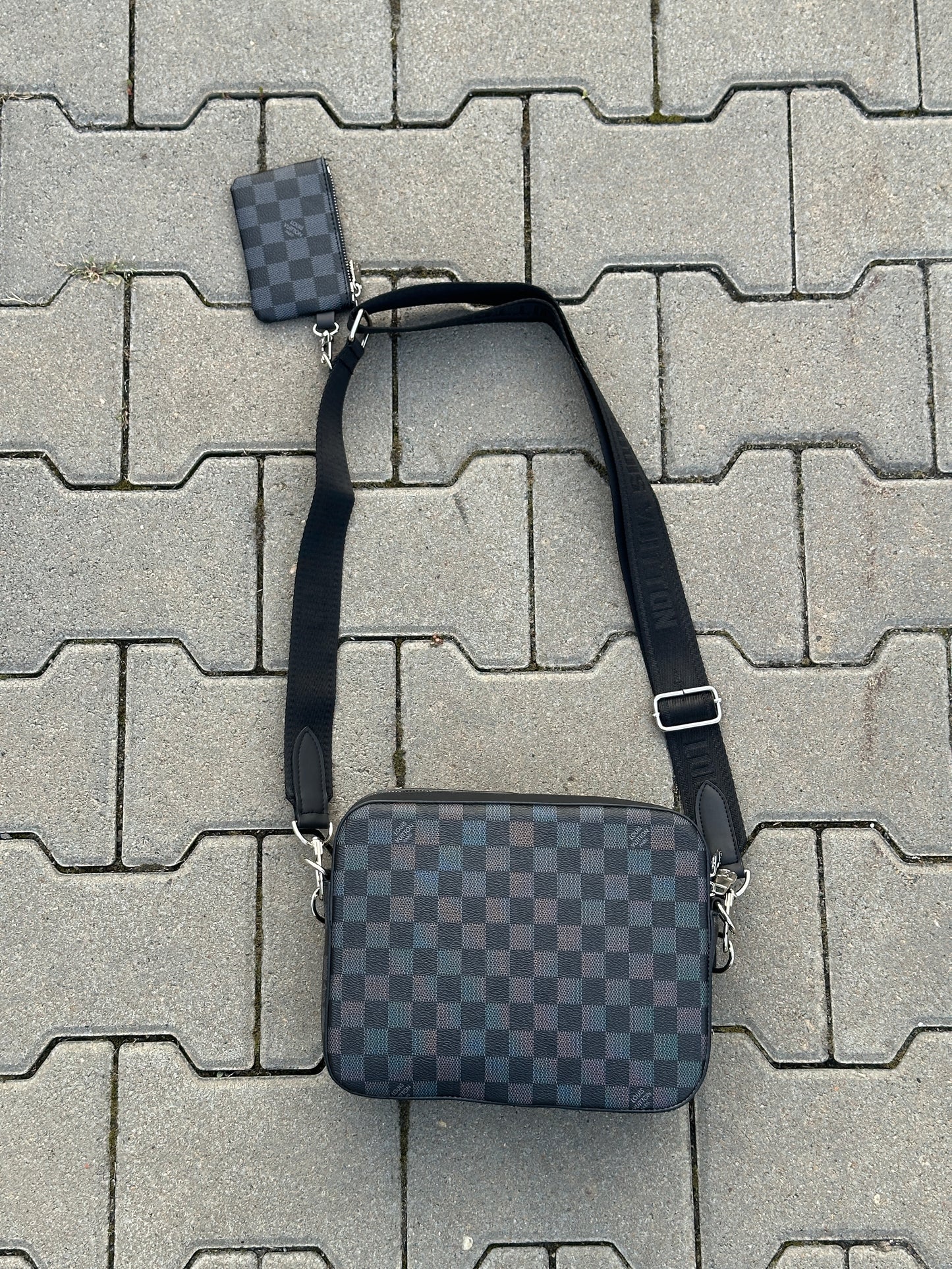 LOUIS VUITTON UMHÄNGETASCHE MIT DAMIER-MUSTER IN SCHWARZ UND MIT 2 POCHETTEN 1:1 REPLICA | PU LEDER