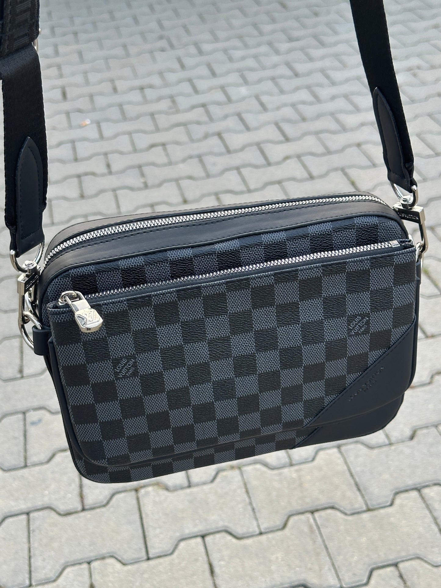 LOUIS VUITTON UMHÄNGETASCHE MIT DAMIER-MUSTER IN SCHWARZ UND MIT 2 POCHETTEN 1:1 REPLICA | PU LEDER