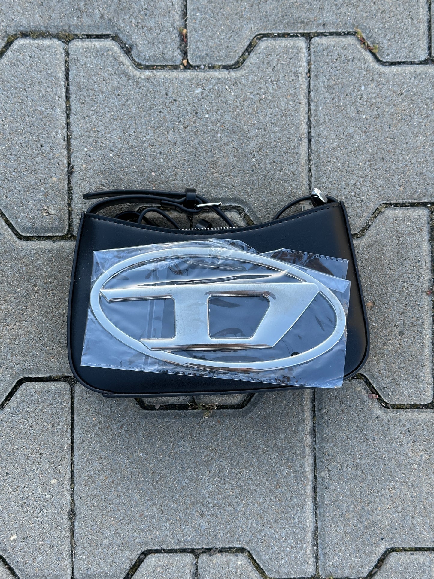 DIESEL HANDTASCHE SCHWARZ MIT OVALEM D-LOGO AUS METALL | 1:1 REPLICA