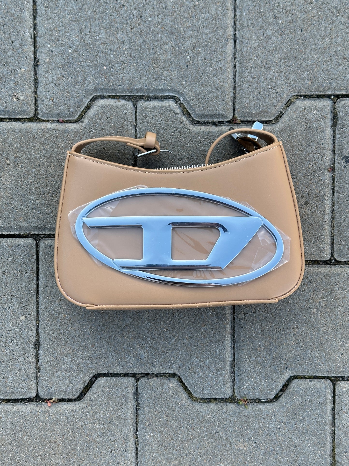 DIESEL HANDTASCHE BEIGE MIT OVALEM D-LOGO AUS METALL | 1:1 REPLICA