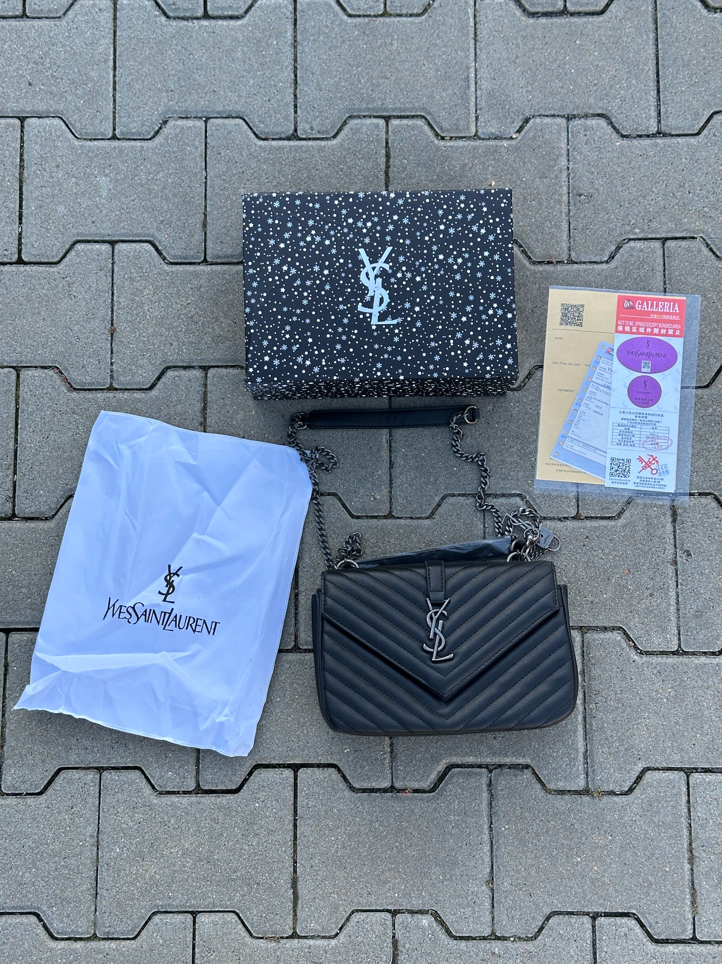 YSL UMHÄNGETASCHE MIT SILBERNEM LOGO UND V-STEPPUNG | 1:1 REPLICA