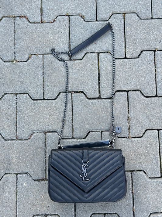 YSL UMHÄNGETASCHE MIT SILBERNEM LOGO UND V-STEPPUNG | 1:1 REPLICA
