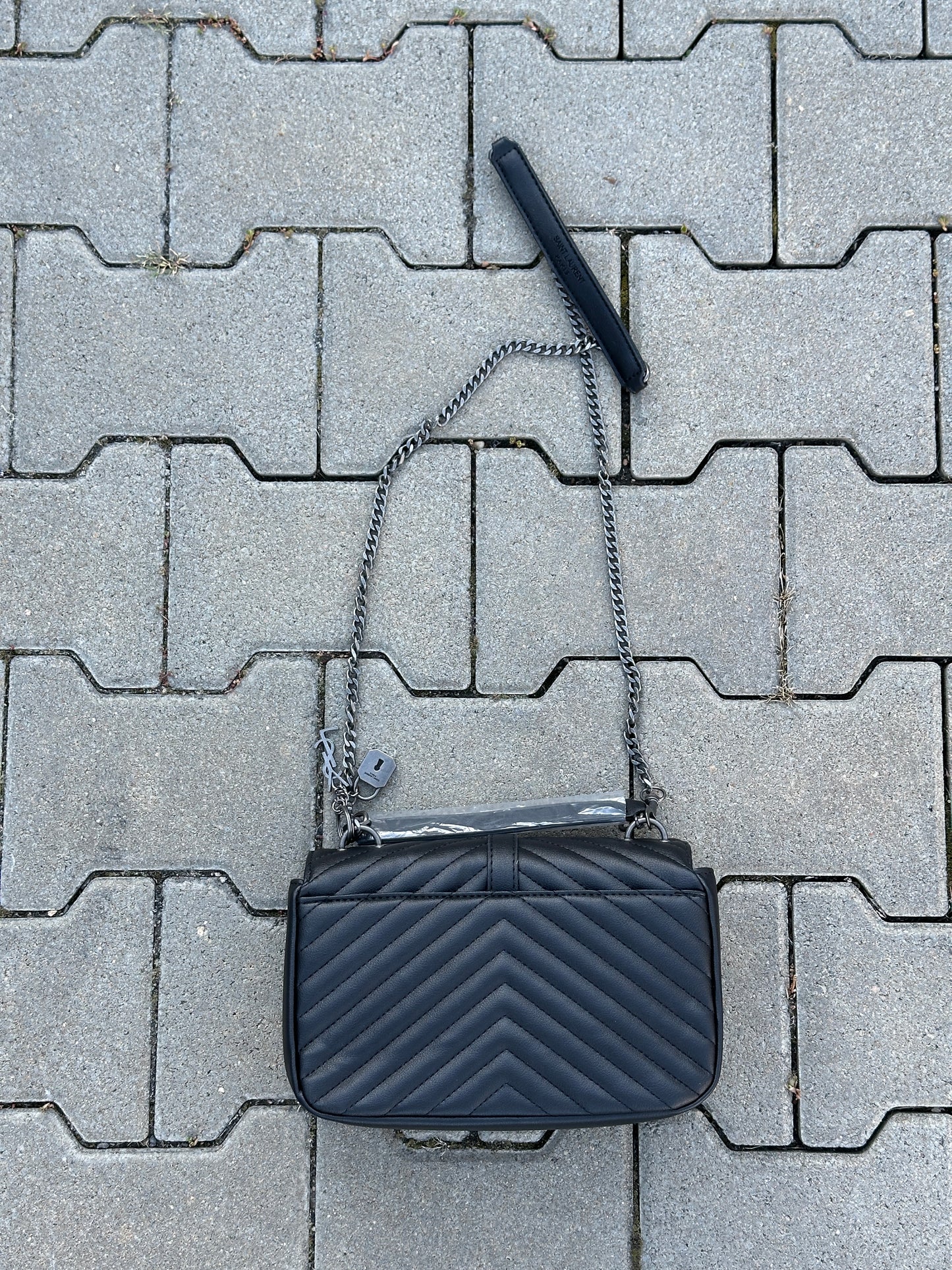 YSL UMHÄNGETASCHE MIT SILBERNEM LOGO UND V-STEPPUNG | 1:1 REPLICA