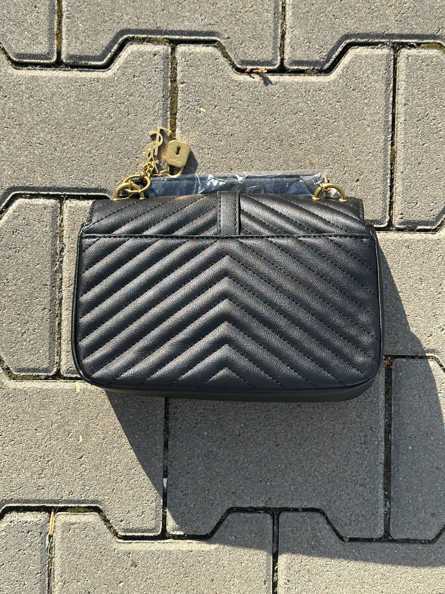 YSL UMHÄNGETASCHE MIT GOLDFARBENEM LOGO UND V-STEPPUNG | 1:1 REPLICA