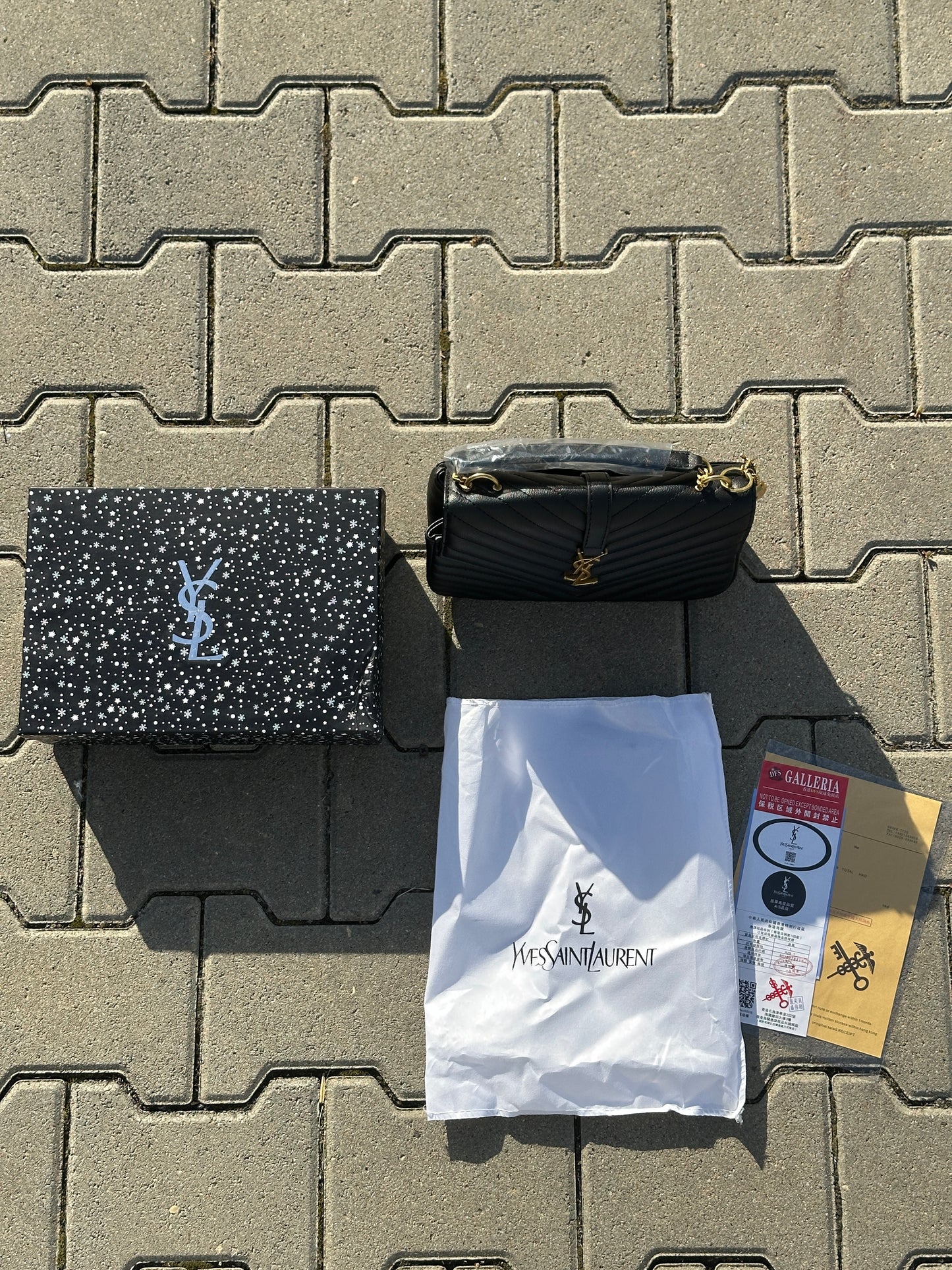 YSL UMHÄNGETASCHE MIT GOLDFARBENEM LOGO UND V-STEPPUNG | 1:1 REPLICA