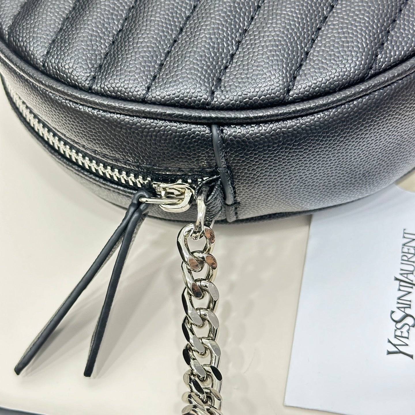 SAINT LAURENT Grain De Poudre Matelasse Chevron Quilted Round Vinyle Camera Bag - 1:1 HIGH END