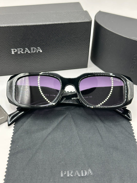 Prada Sonnenbrille in Schwarz mit lilafarbenen Gläser P4