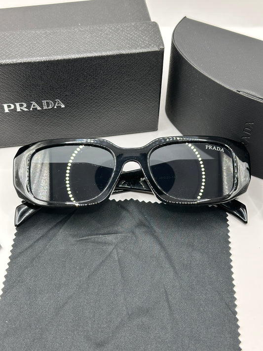 Prada Sonnenbrille in Schwarz mit dunkle Gläser P5